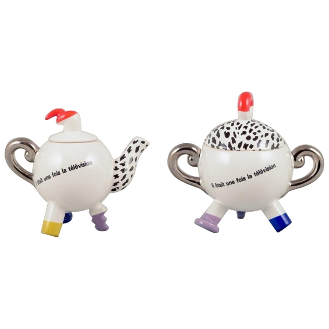 Französischer Studiokeramiker. Miniature Teekanne und Zuckerdose. im Angebot