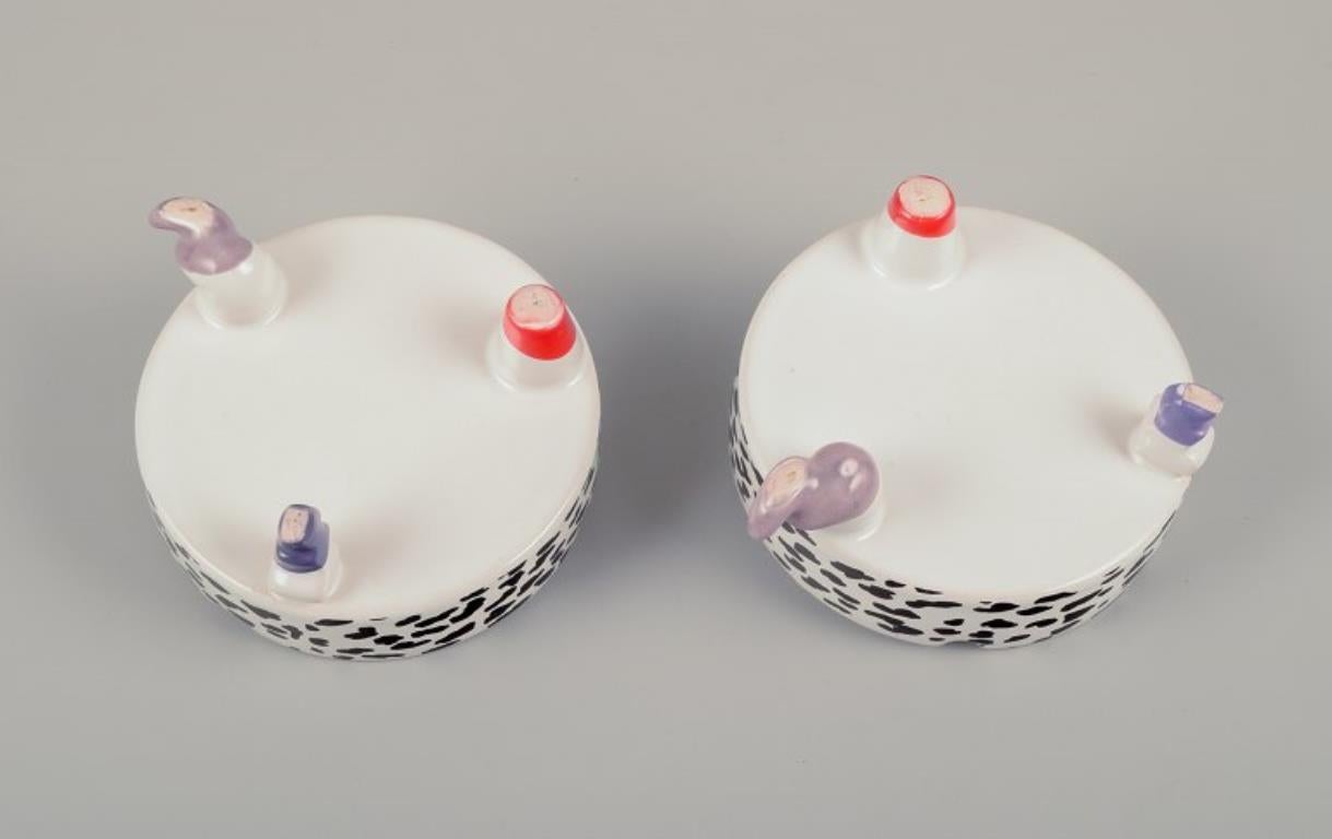 20ième siècle Céramiste français de studio. Deux cendriers en faïence. Style abstrait et futuriste. en vente