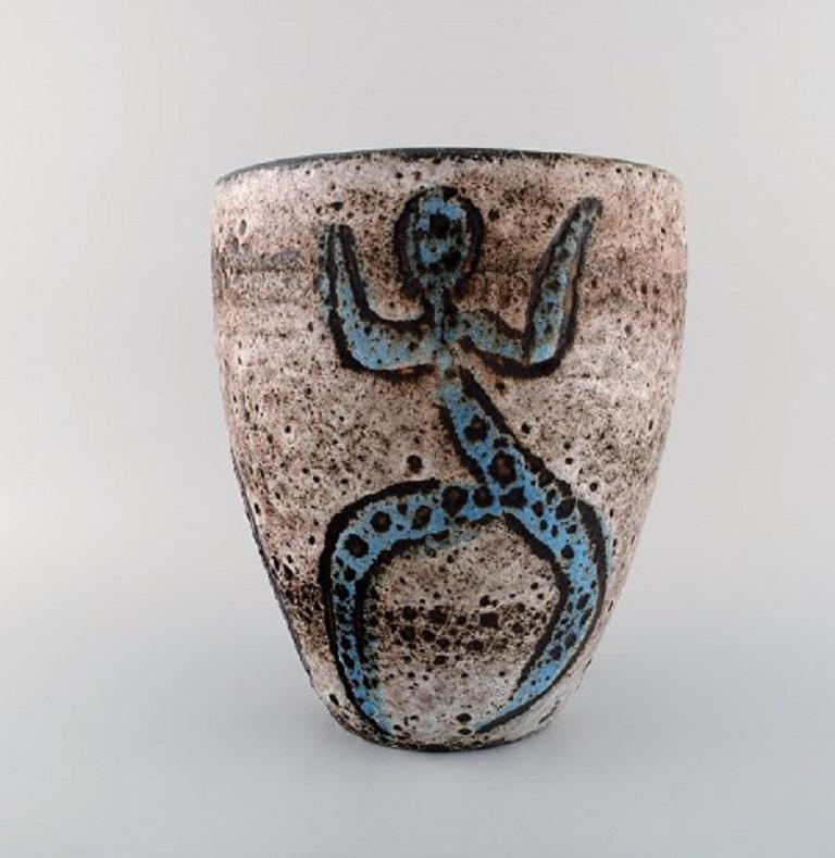 Französischer Atelier-Keramiker. Große Vase aus glasierter Keramik, verziert mit Tänzern in Gelb, Blau und Violett,
Mitte des 20. Jahrhunderts.
Maße: 25 x 21 cm.
In sehr gutem Zustand.
Unterschrieben.