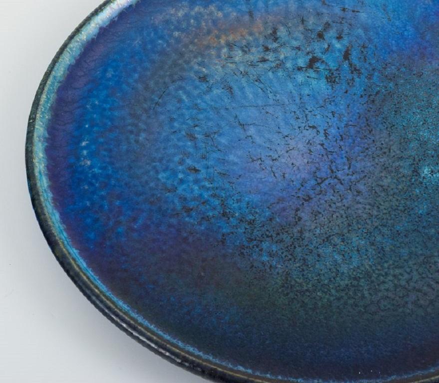Moderne Céramiste français d'atelier, plat en céramique unique à glaçure cristalline avec abat-jour bleu.  en vente