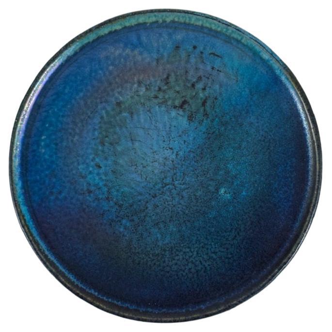 Céramiste français d'atelier, plat en céramique unique à glaçure cristalline avec abat-jour bleu. 