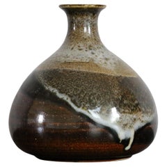 Vase en grès de l'atelier français de poterie, avec couches de glaçures à gouttes