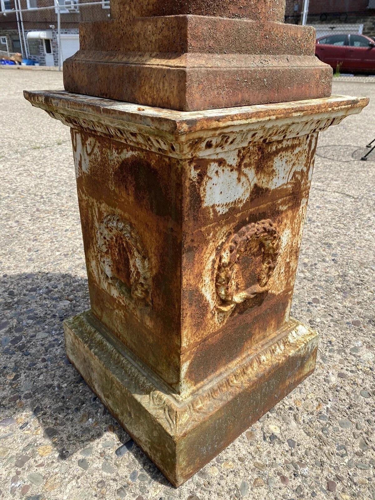 XX secolo Fioriera da giardino in ghisa Campana in stile francese da 62