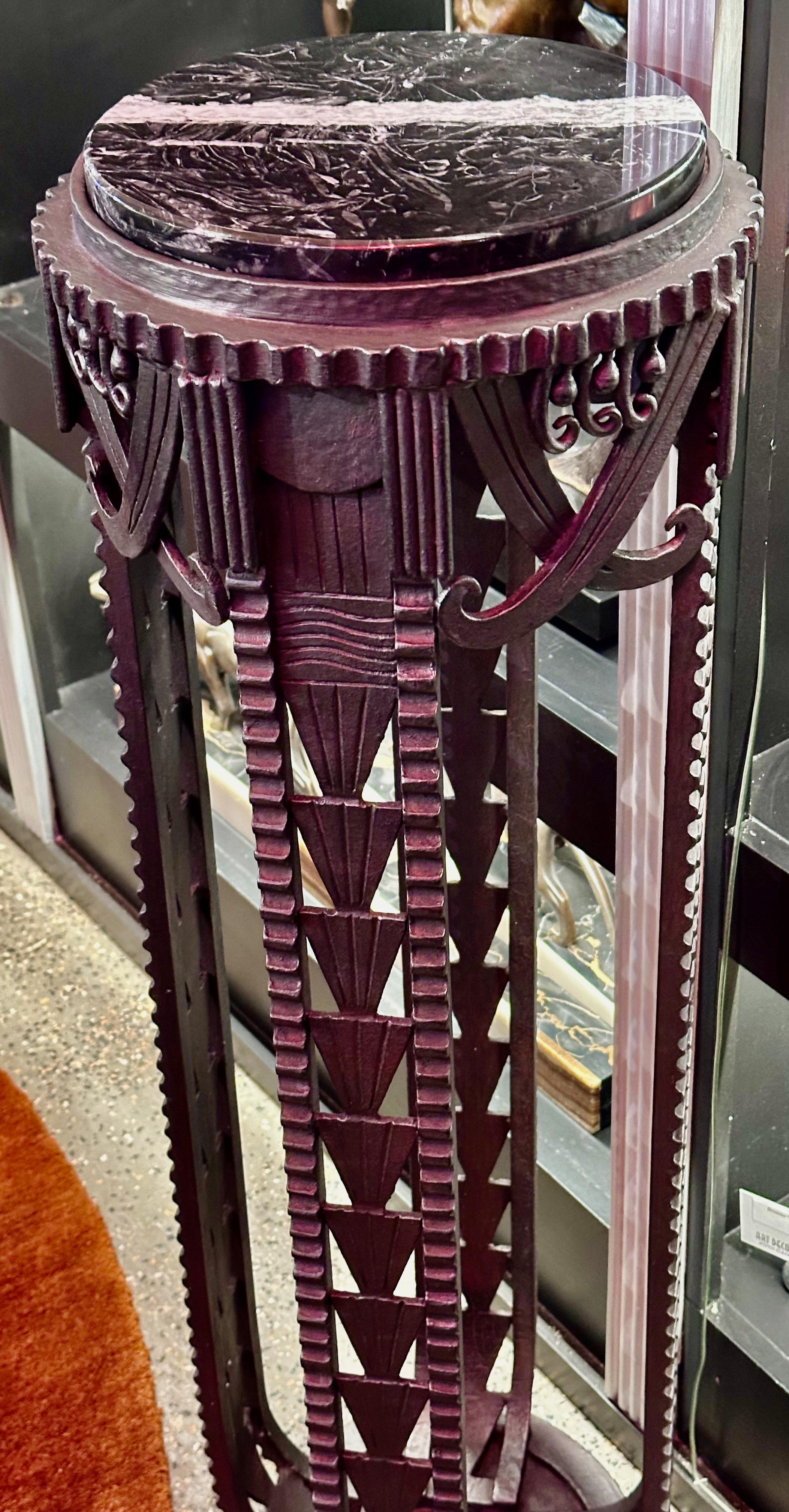Französischer Art-Déco-Vitrinenständer aus Eisen und Marmor im französischen Stil von Edgar Brandt im Zustand „Hervorragend“ im Angebot in Oakland, CA