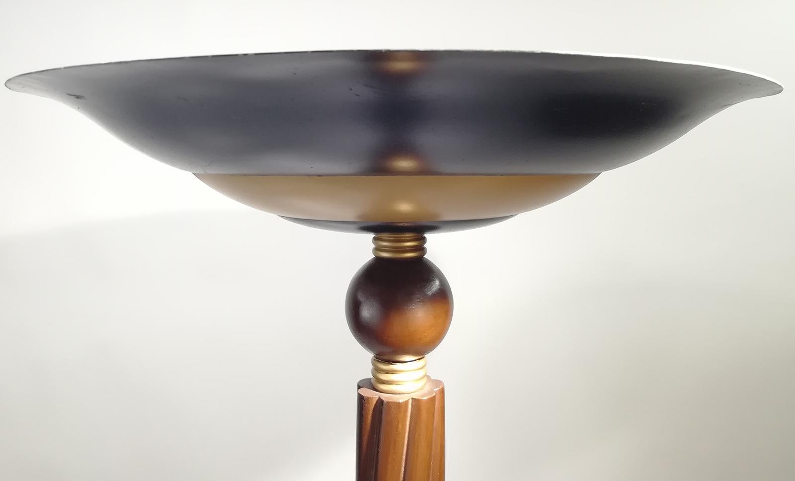 Français Lampadaire Art Déco en bois et laiton de style français Torchiere en vente