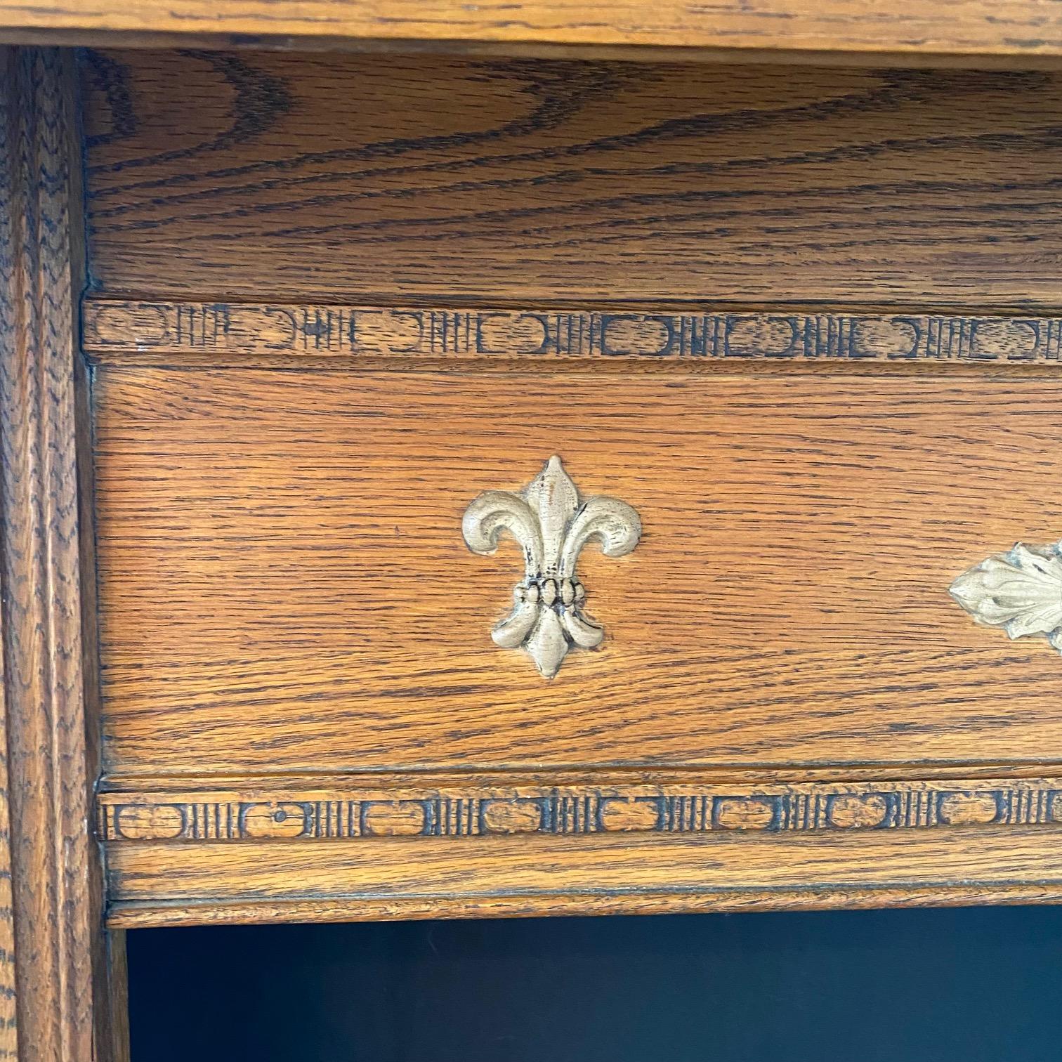 French Style Art Nouveau Carved Oak Mantel with Gold Acanthus Leaves In Good Condition For Sale In Hopewell, NJ