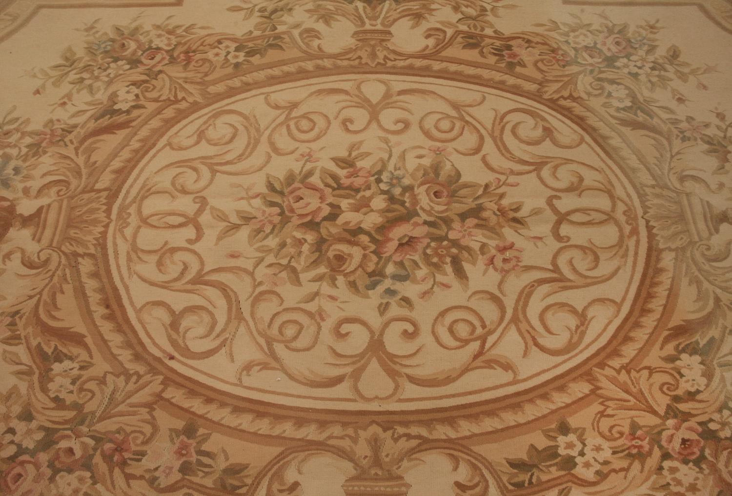 French Style Aubusson Flat-weave Rug with Medallion, 21st Century In Excellent Condition In Ferrara, IT