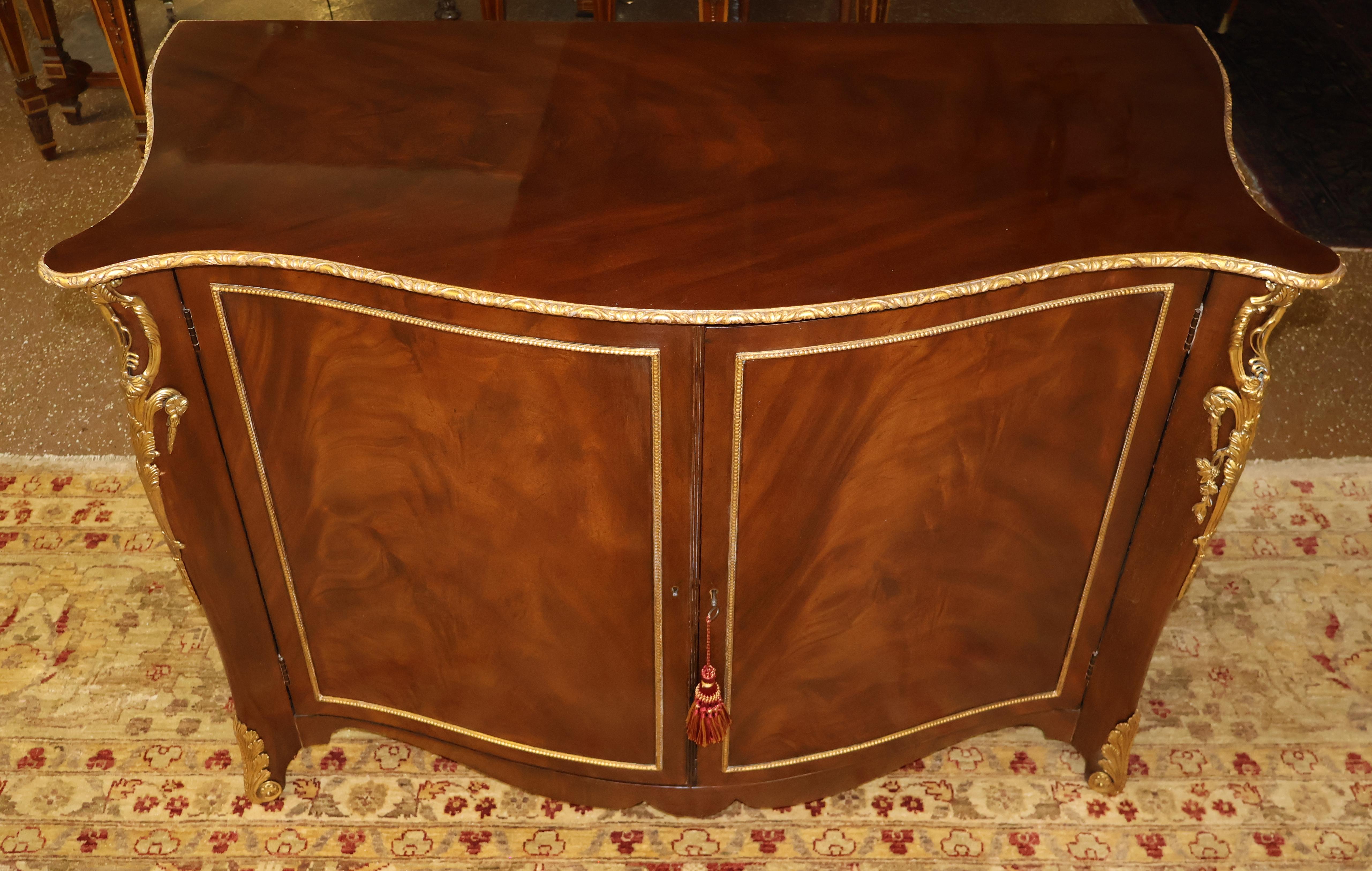Servidor montado en metal de caoba de estilo francés Baker Buffet Aparador

Dimensiones : 36