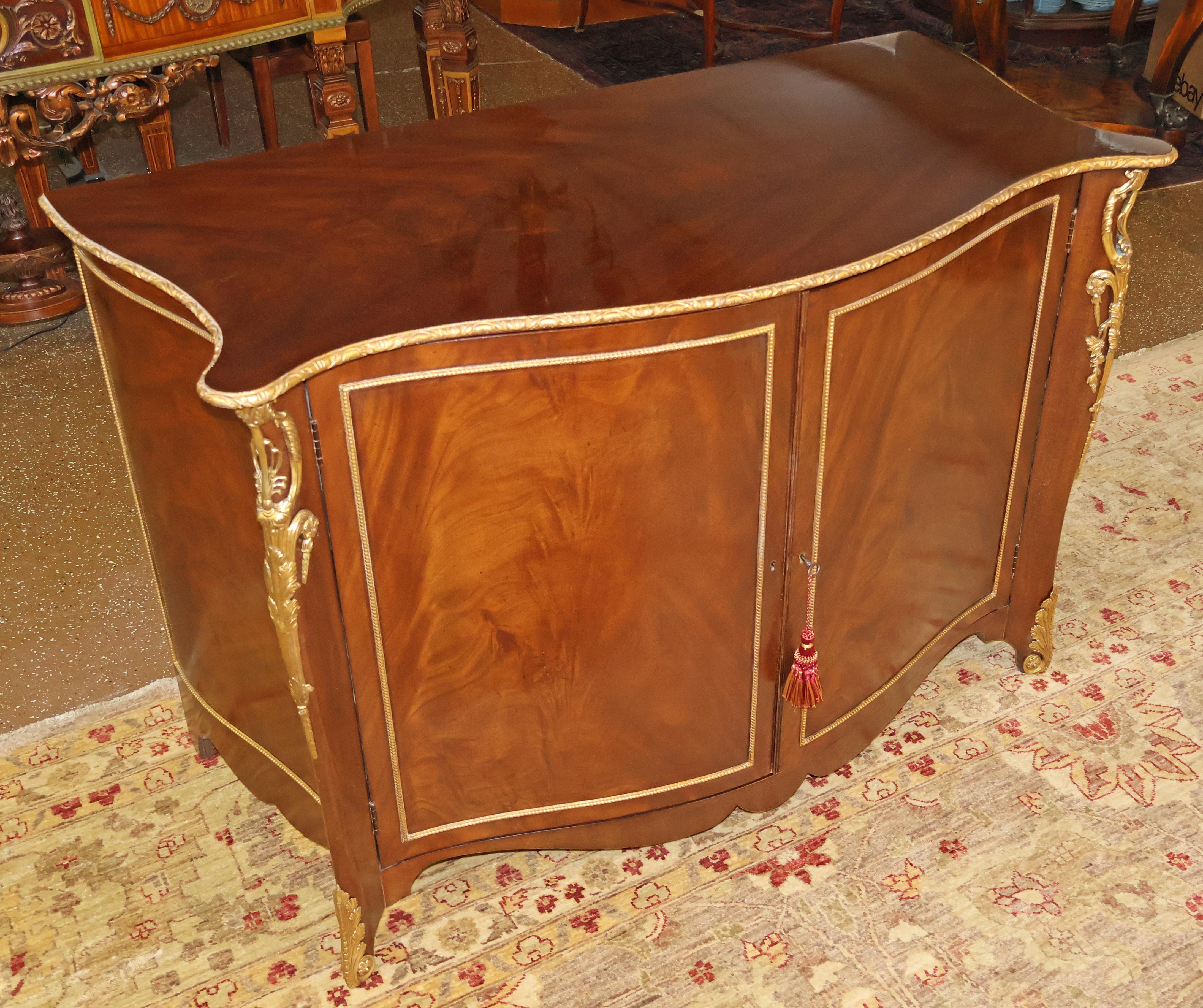 Cómoda con Servidor Montado en Metal de Caoba de Estilo Francés Baker Luis XVI en venta