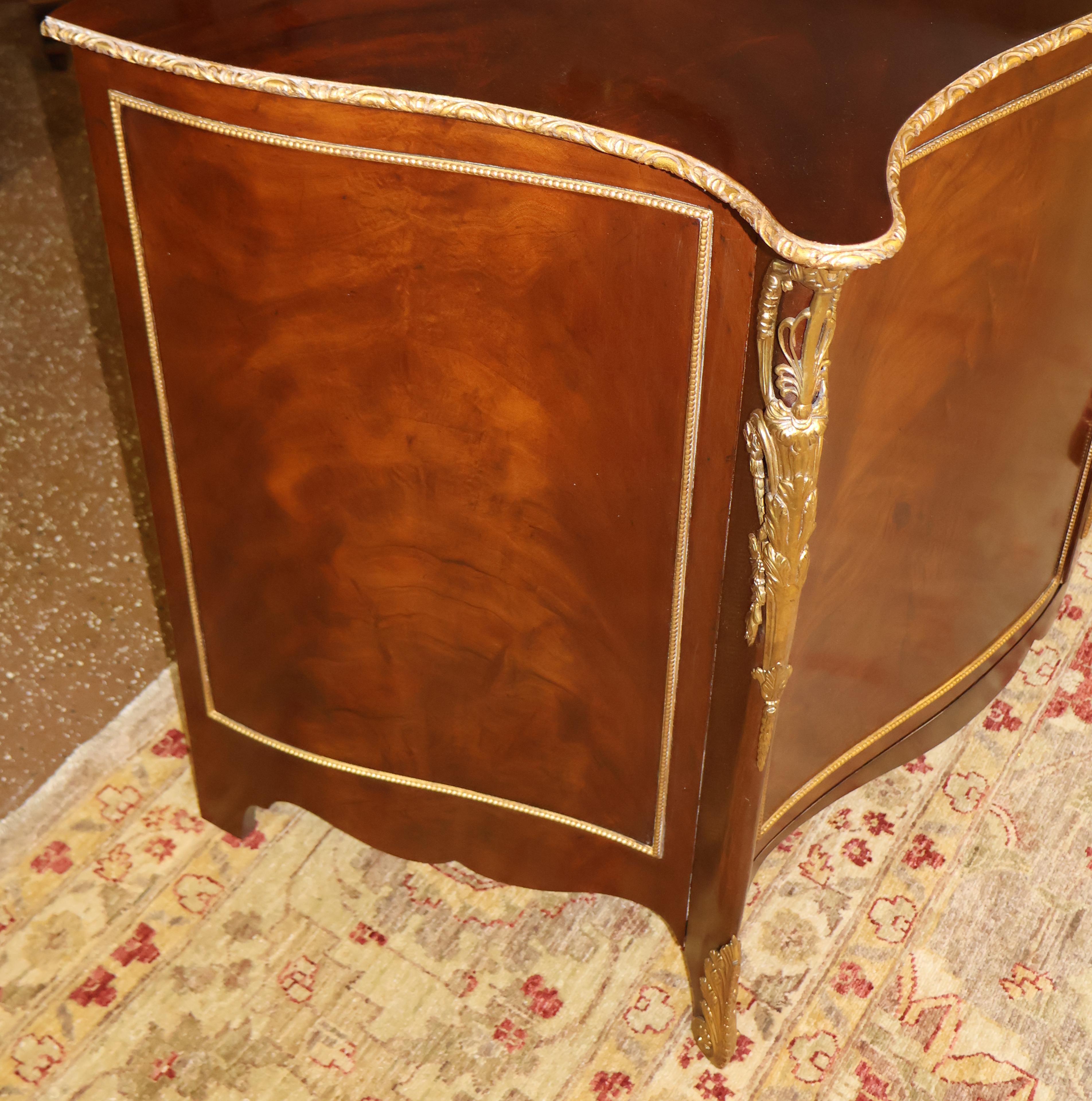 Cómoda con Servidor Montado en Metal de Caoba de Estilo Francés Baker en Bueno estado para la venta en Long Branch, NJ