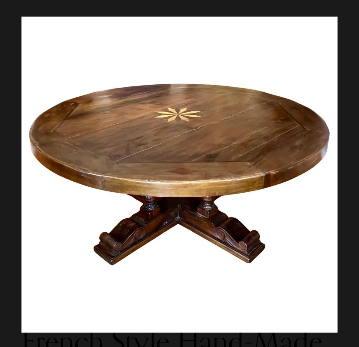 Il s'agit d'une copie d'une table à manger ronde française du XVIIIe siècle, que l'on aurait pu voir dans le sud-ouest de la France ou dans la région de la Catalogne en Espagne. Cette table ronde est fabriquée à la main, à partir de noyer massif