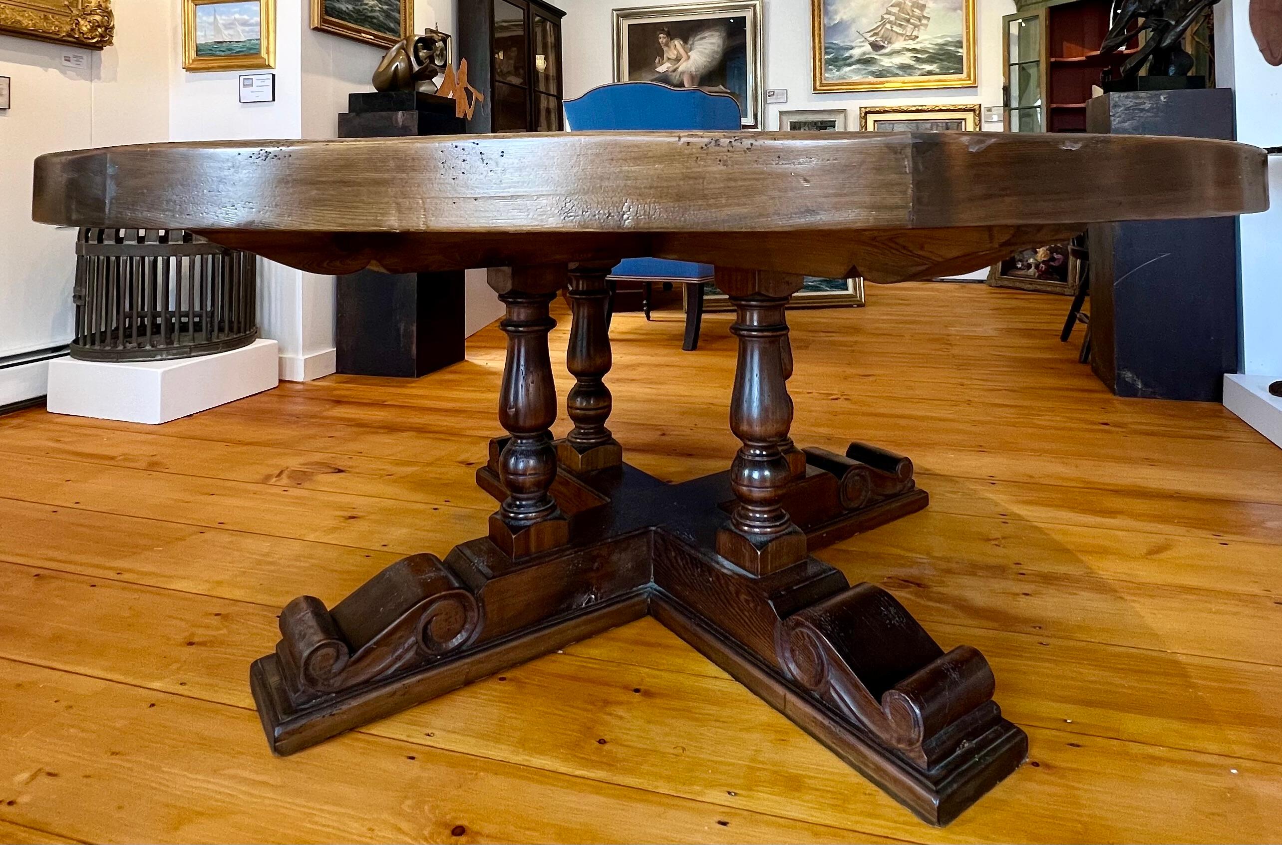 Baroque Table de salle à manger de style français en noyer, faite sur mesure et à la main en vente