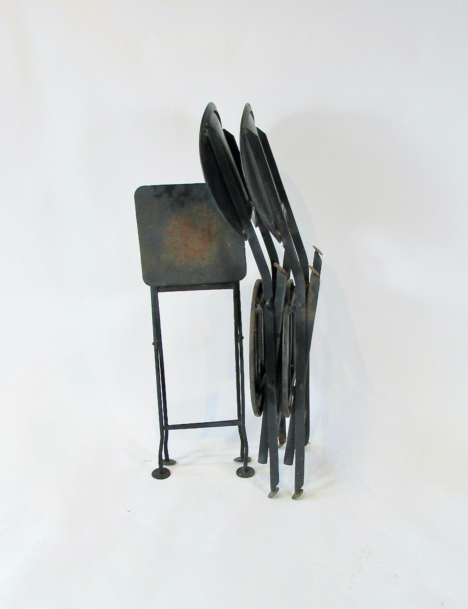 Chaises de bistro françaises avec table 9