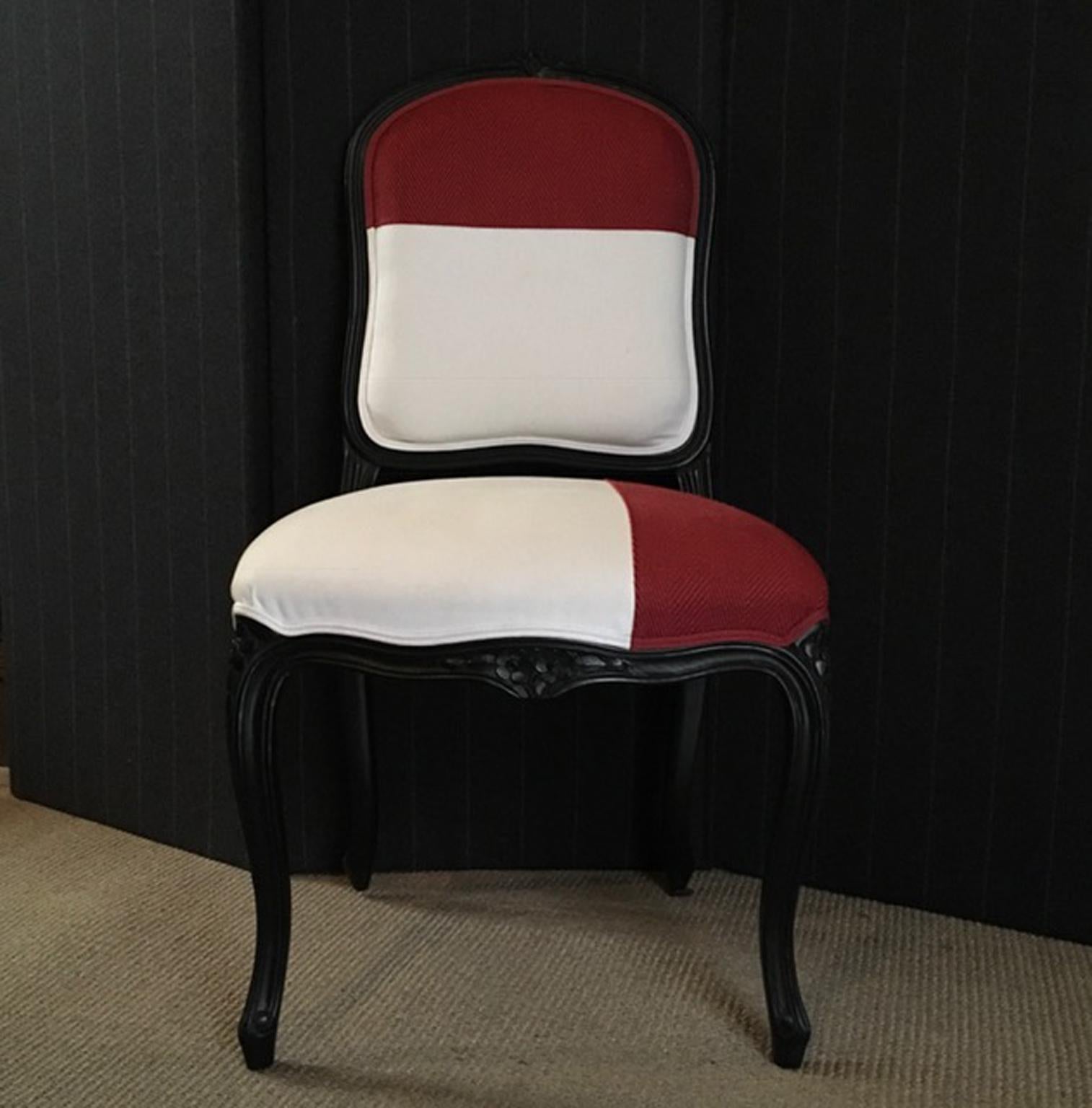 Chaise de salle à manger provinciale française en bois noir laqué tapissée de rouge et de blanc en vente 9