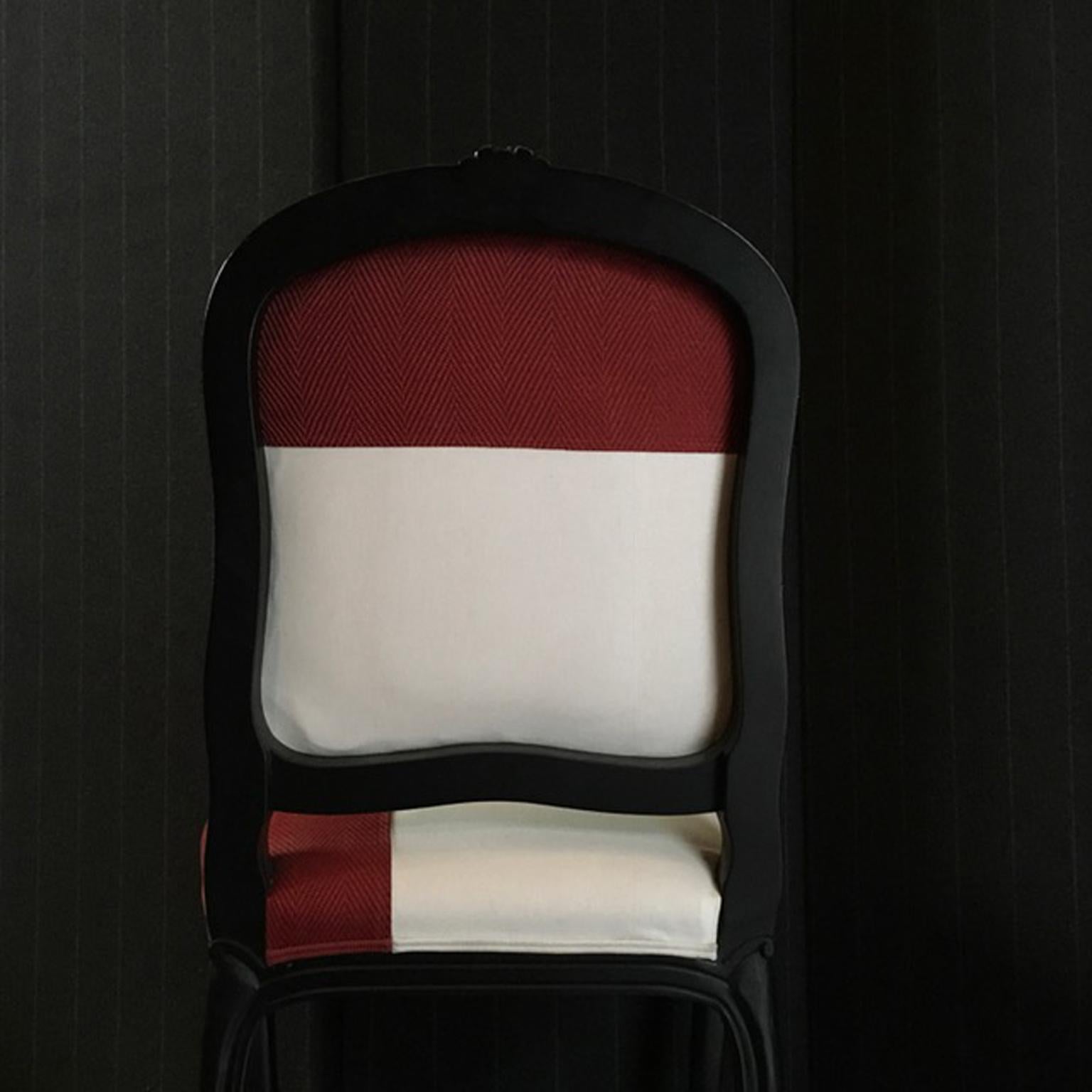 Chaise de salle à manger provinciale française en bois noir laqué tapissée de rouge et de blanc en vente 1