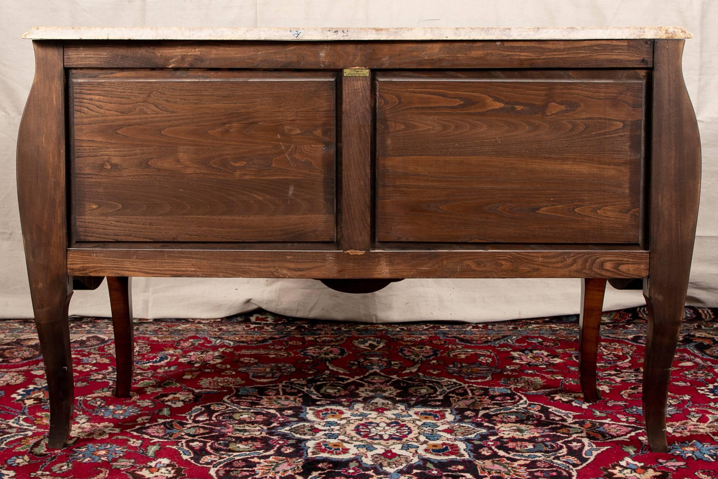Commode de style français en marqueterie de bombe avec dessus en marbre par J.F. Pogge:: Amsterdam. Élégant et ayant un dessus en marbre panaché rose et or:: des poignées de 9 1/2
