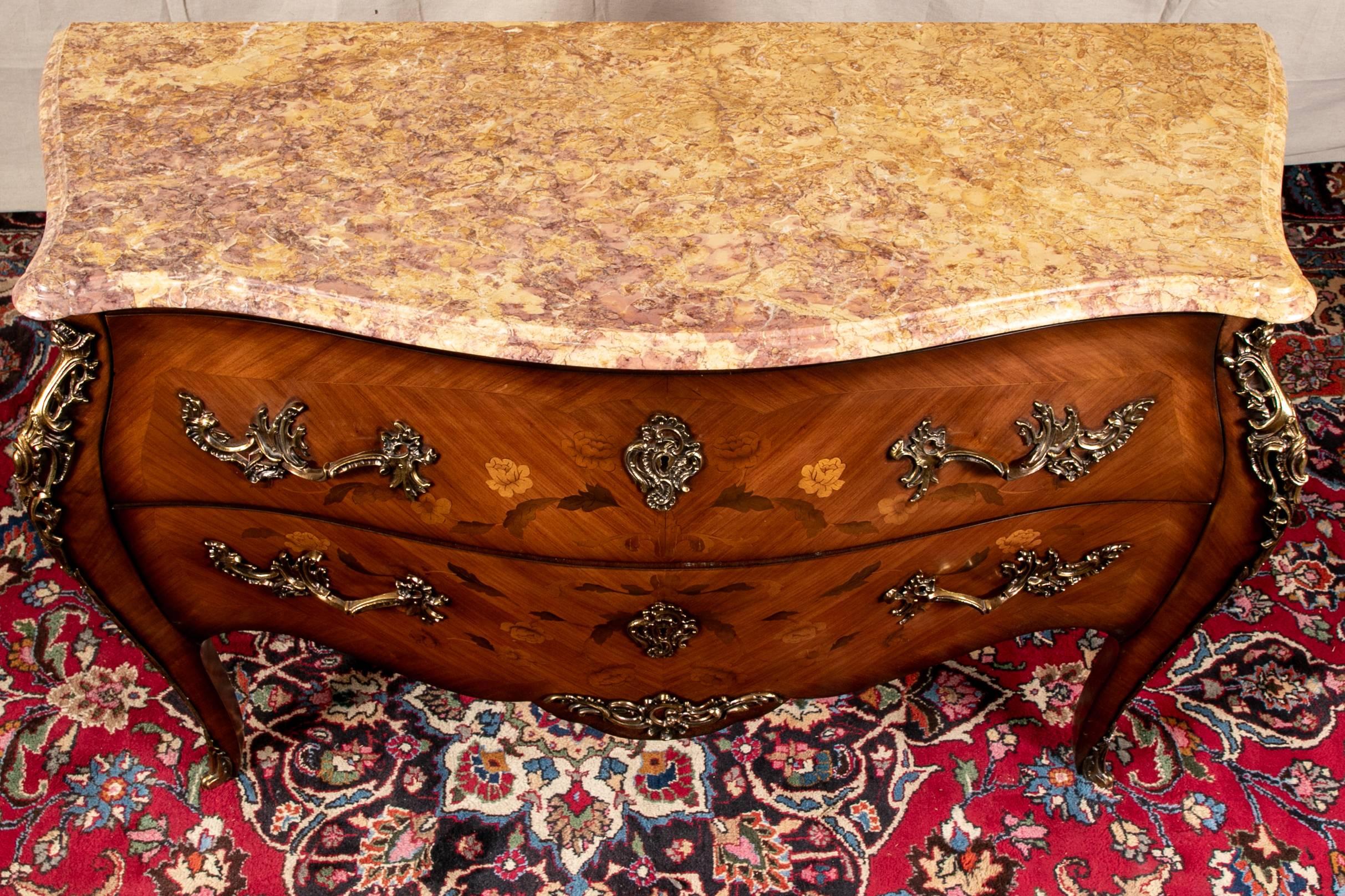 Louis XIV Commode de style français en marqueterie de bombe avec dessus en marbre par J.F. Pogge:: Amsterdam