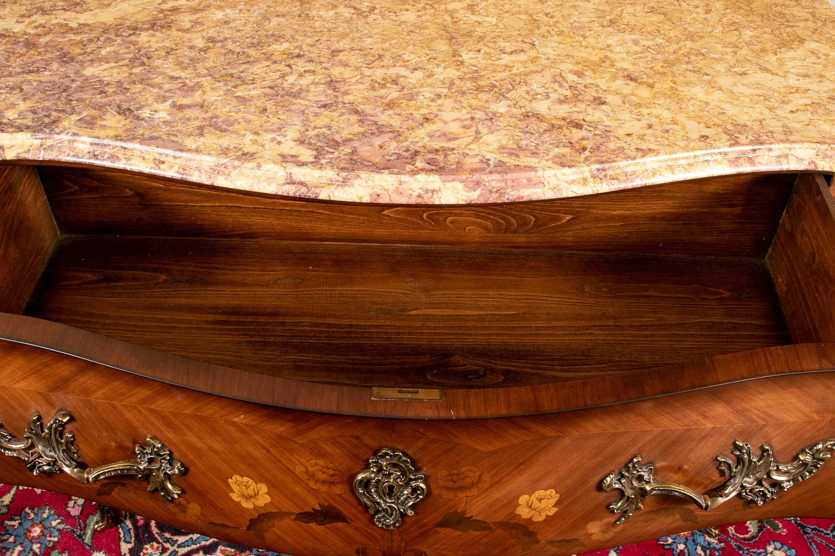 Commode de style français en marqueterie de bombe avec dessus en marbre par J.F. Pogge:: Amsterdam Bon état à Bridgeport, CT