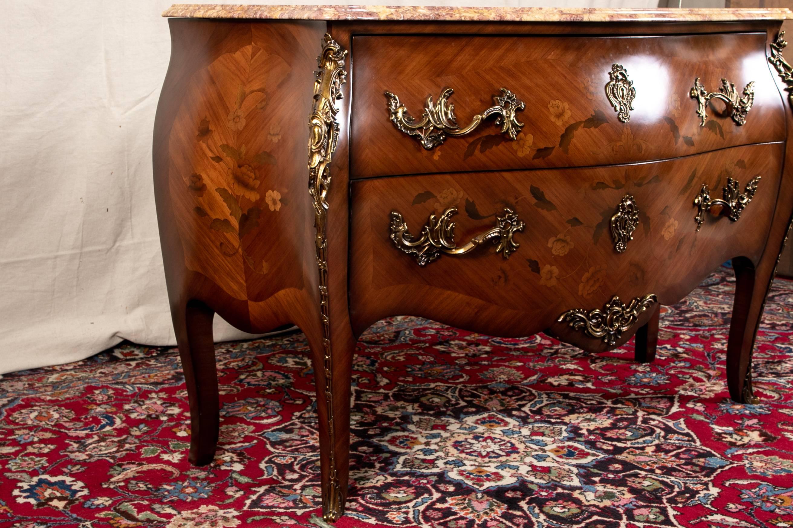 20ième siècle Commode de style français en marqueterie de bombe avec dessus en marbre par J.F. Pogge:: Amsterdam