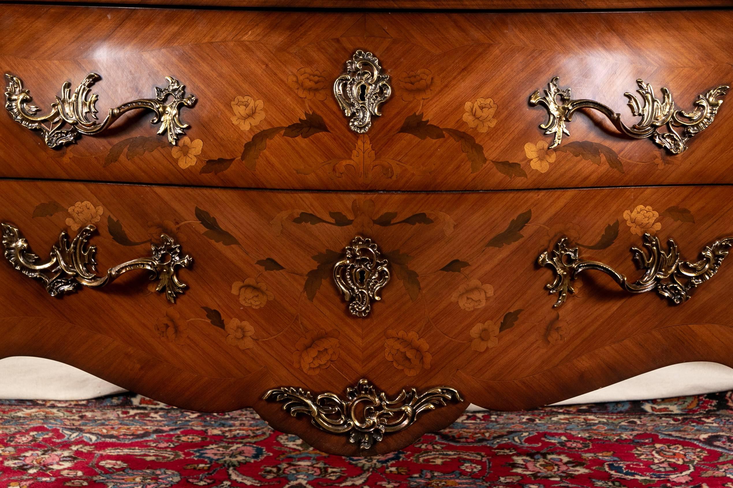 Commode de style français en marqueterie de bombe avec dessus en marbre par J.F. Pogge:: Amsterdam 1