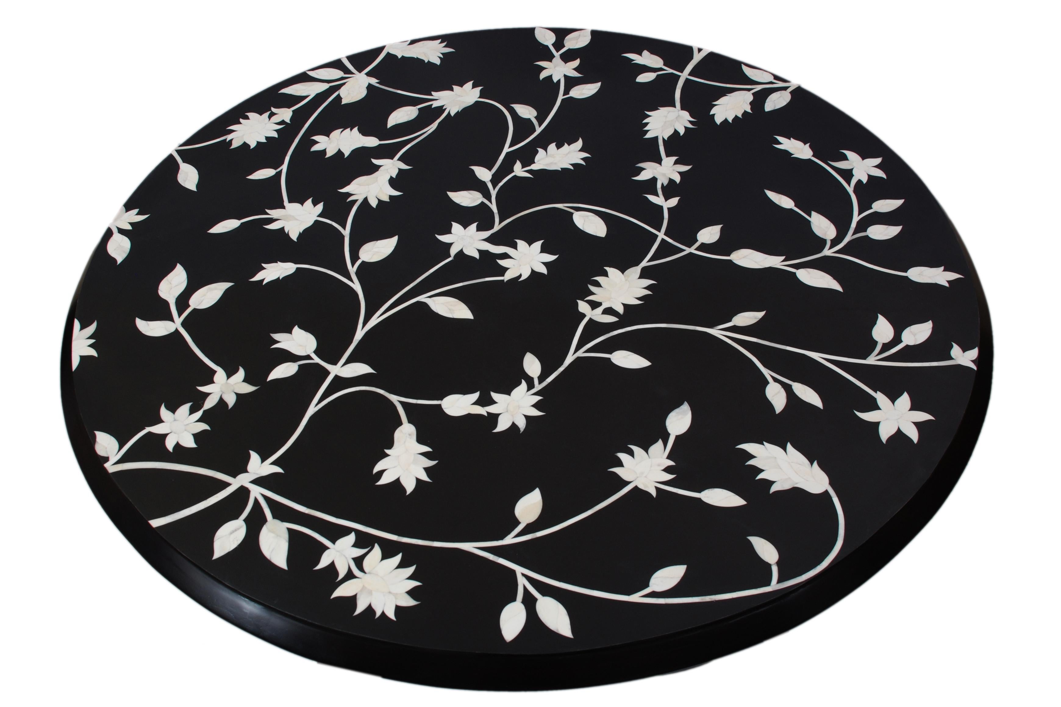 Célébration de la nature, la table Passion Lilies intègre des matériaux contrastés dans une pièce de collection exquise. L'os de chameau est coupé à la main et incrusté pour former un gracieux motif floral dans une mer de résine à base d'eau très