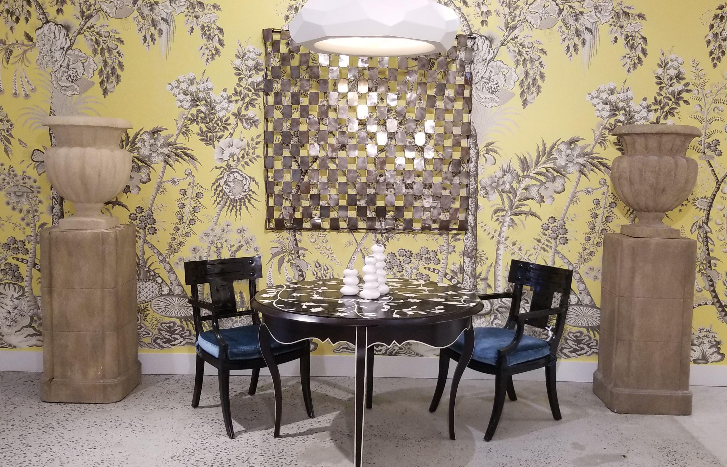 Provincial français Table de salle à manger ou de foyer en marqueterie d'os de style français avec motif floral en vente