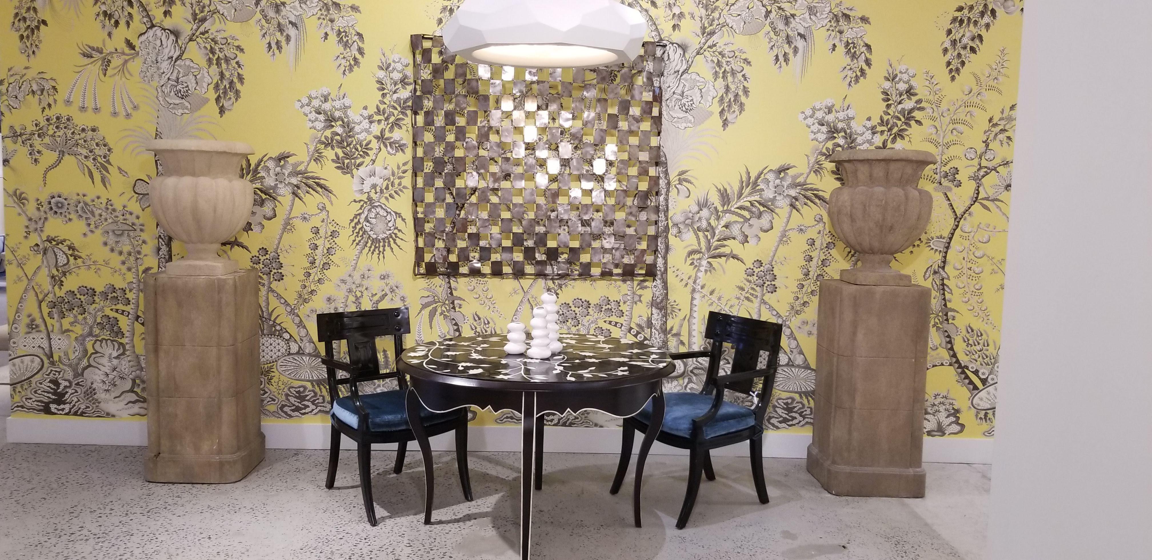 Table de salle à manger ou de foyer en marqueterie d'os de style français avec motif floral Neuf - En vente à New York City, NY