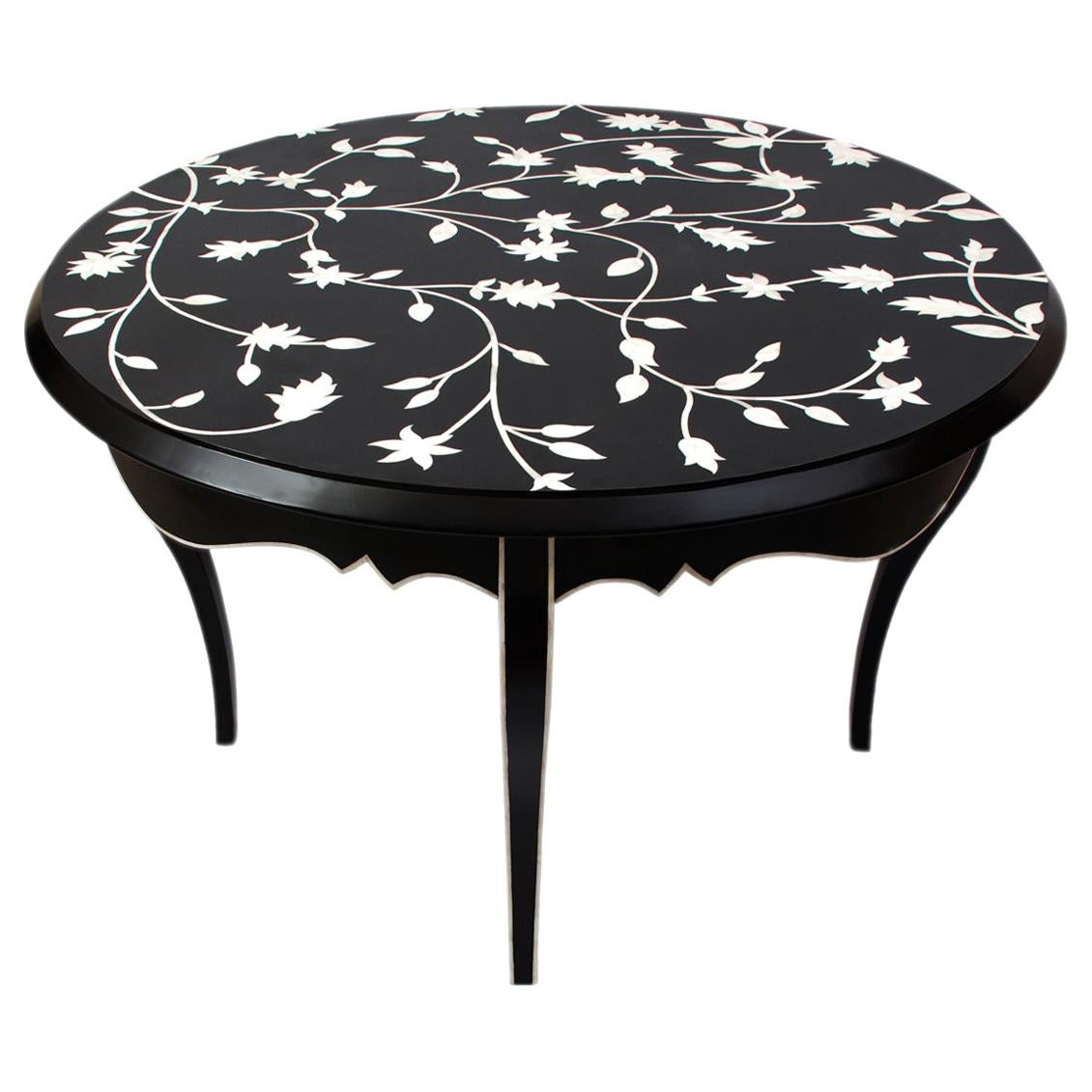 Table de salle à manger ou de foyer en marqueterie d'os de style français avec motif floral