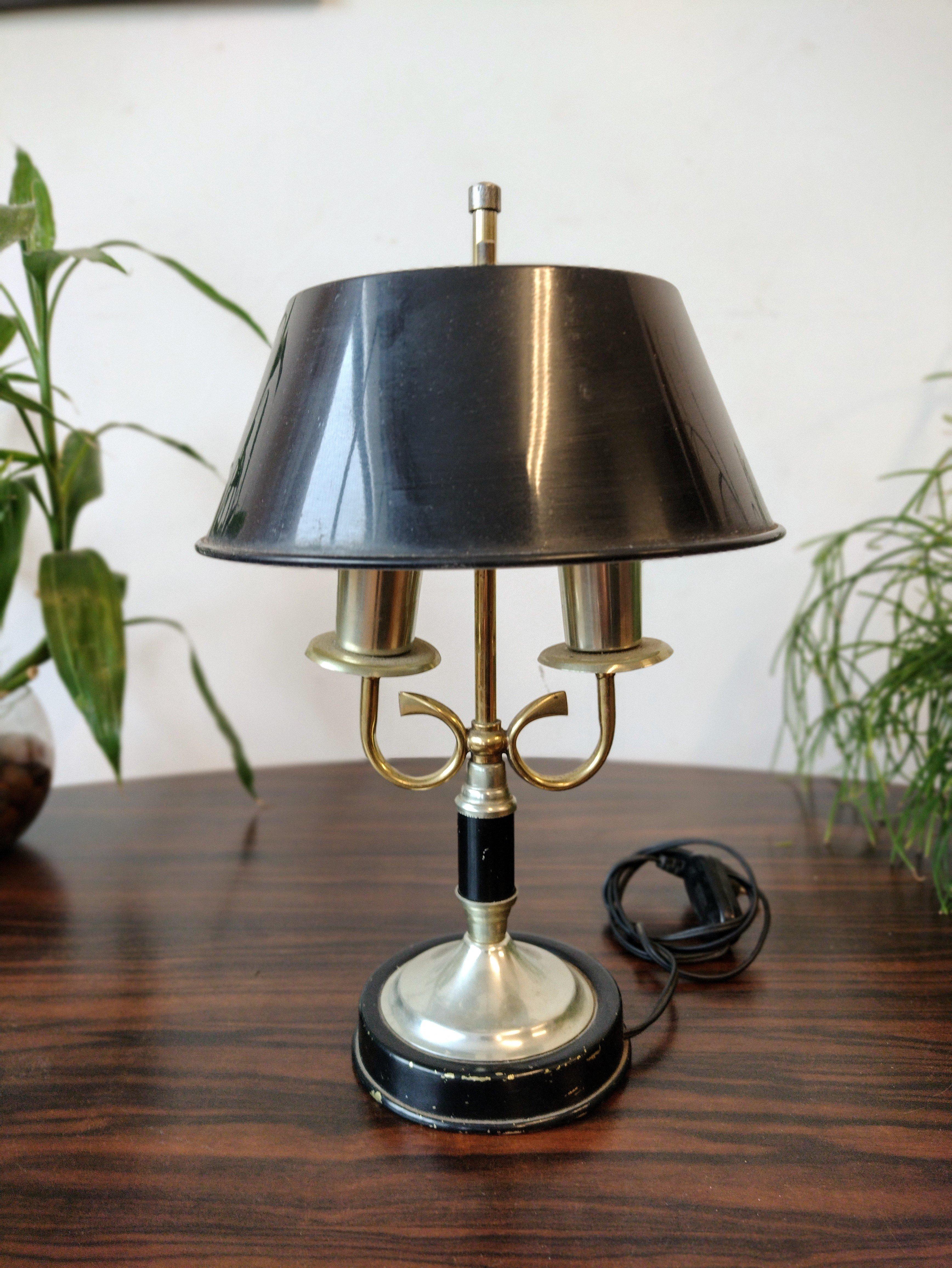 French style Bouillotte table lamp with 2 lights and navy blue metal shade. It has fixed dome and black wire with on/off control. Firm and resistant structure. In good condition.

Approximate measures:
Height: 38cm / diameter: 24cm / Wire length: