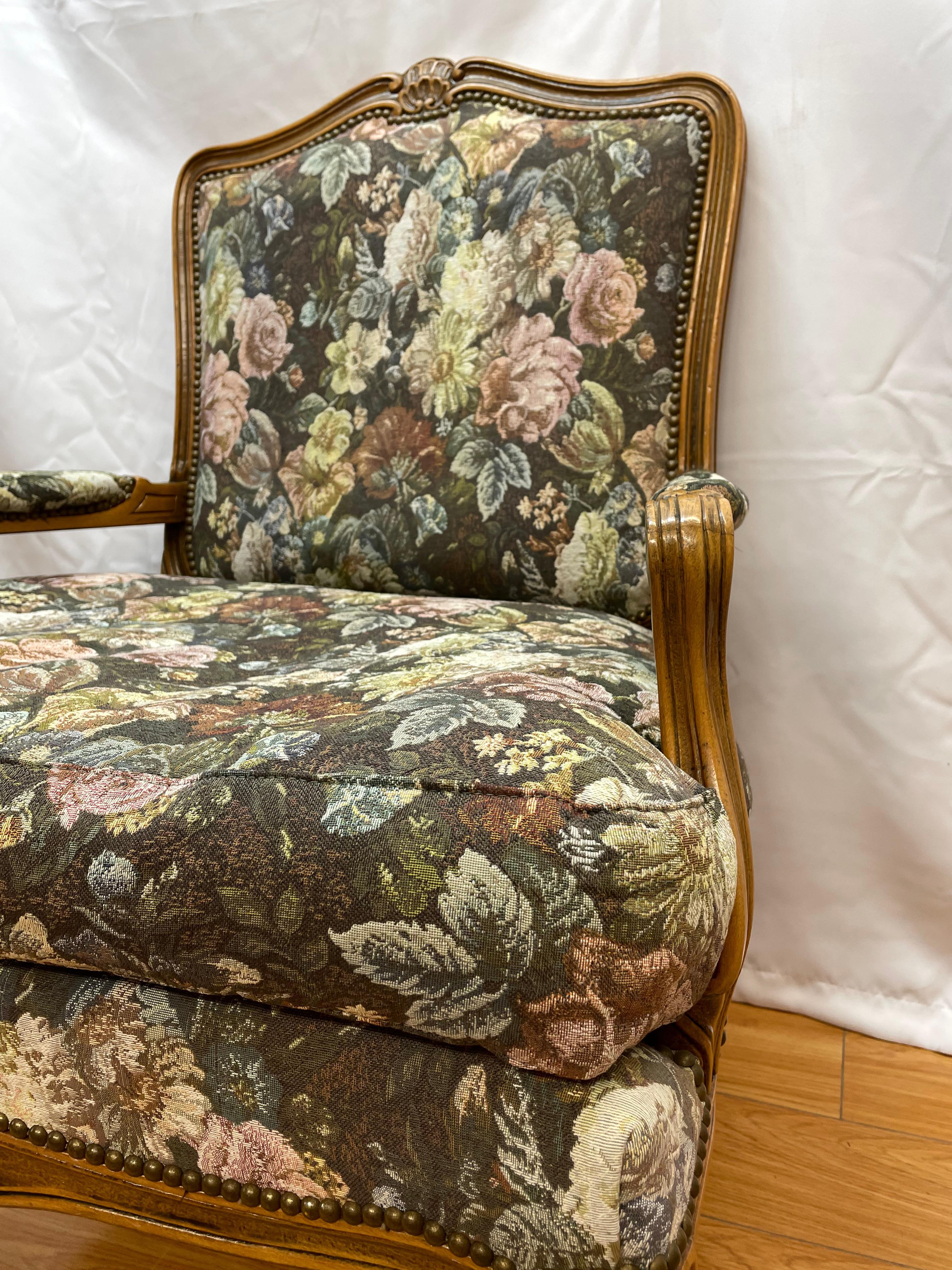 20ième siècle Fauteuils de style français en laiton et noyer avec tissu floral