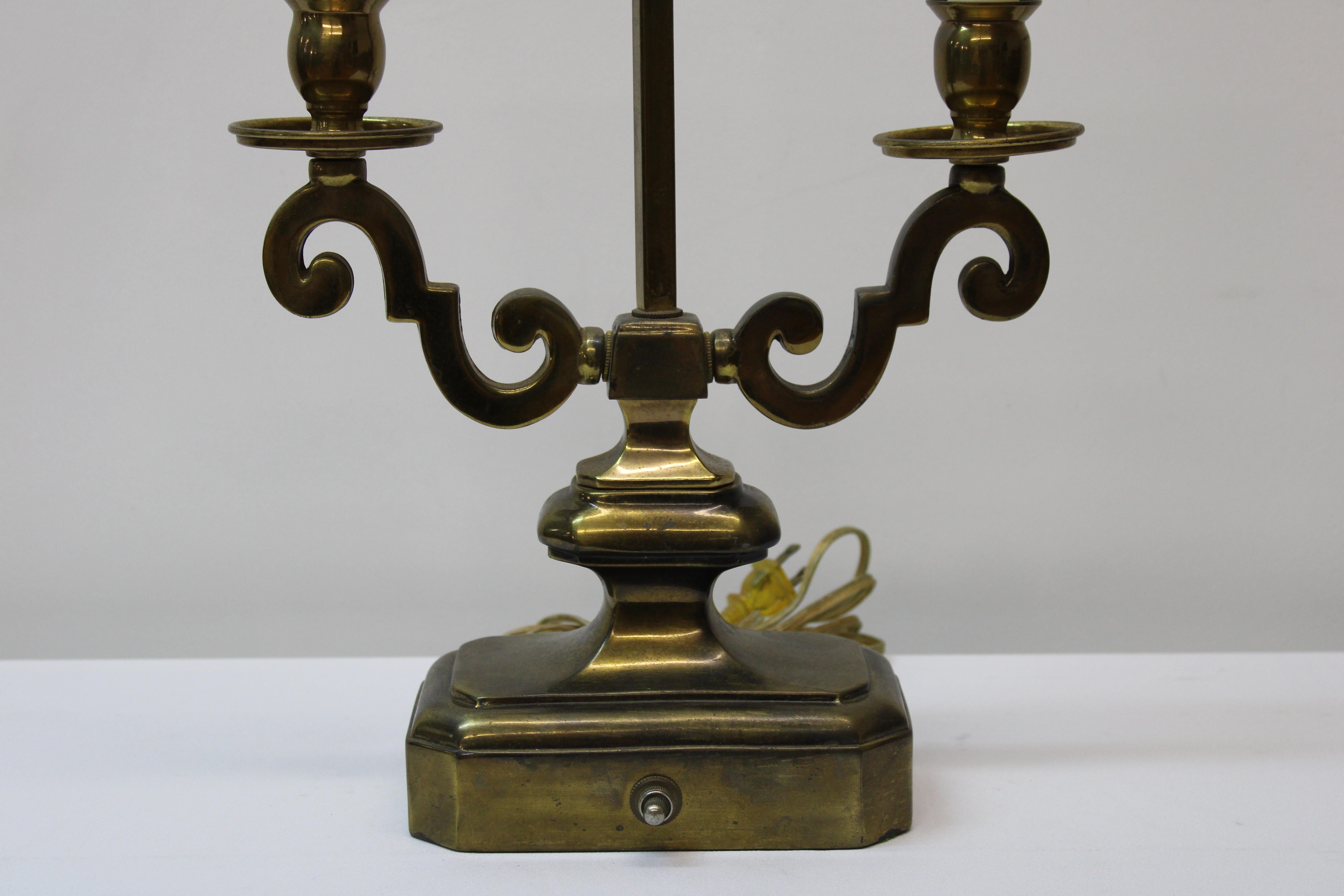 XXe siècle

Candélabre en laiton de style français converti en lampe de bureau.