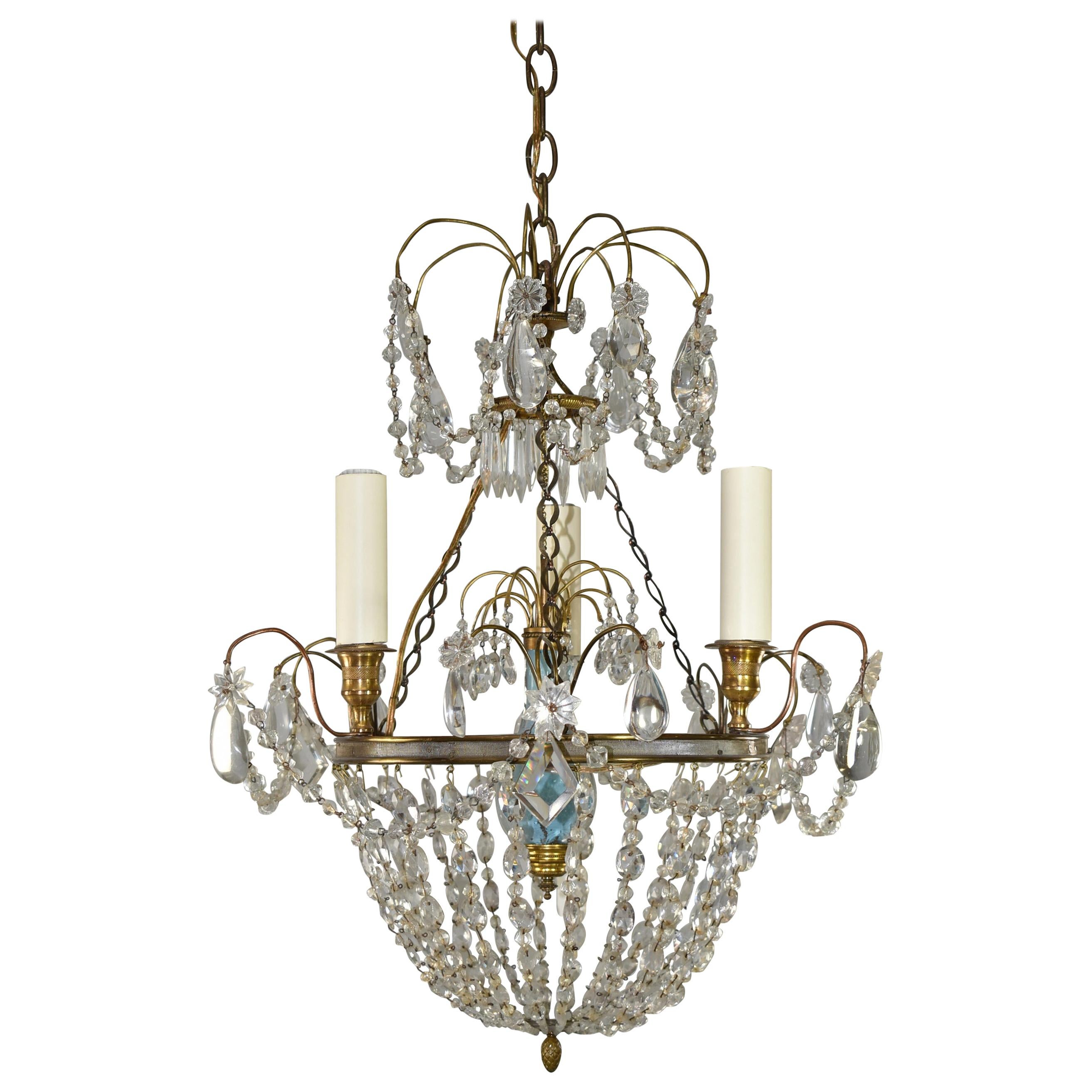 Lampadario in stile francese in ottone e cristallo, con frontone centrale in vetro dipinto al contrario in vendita