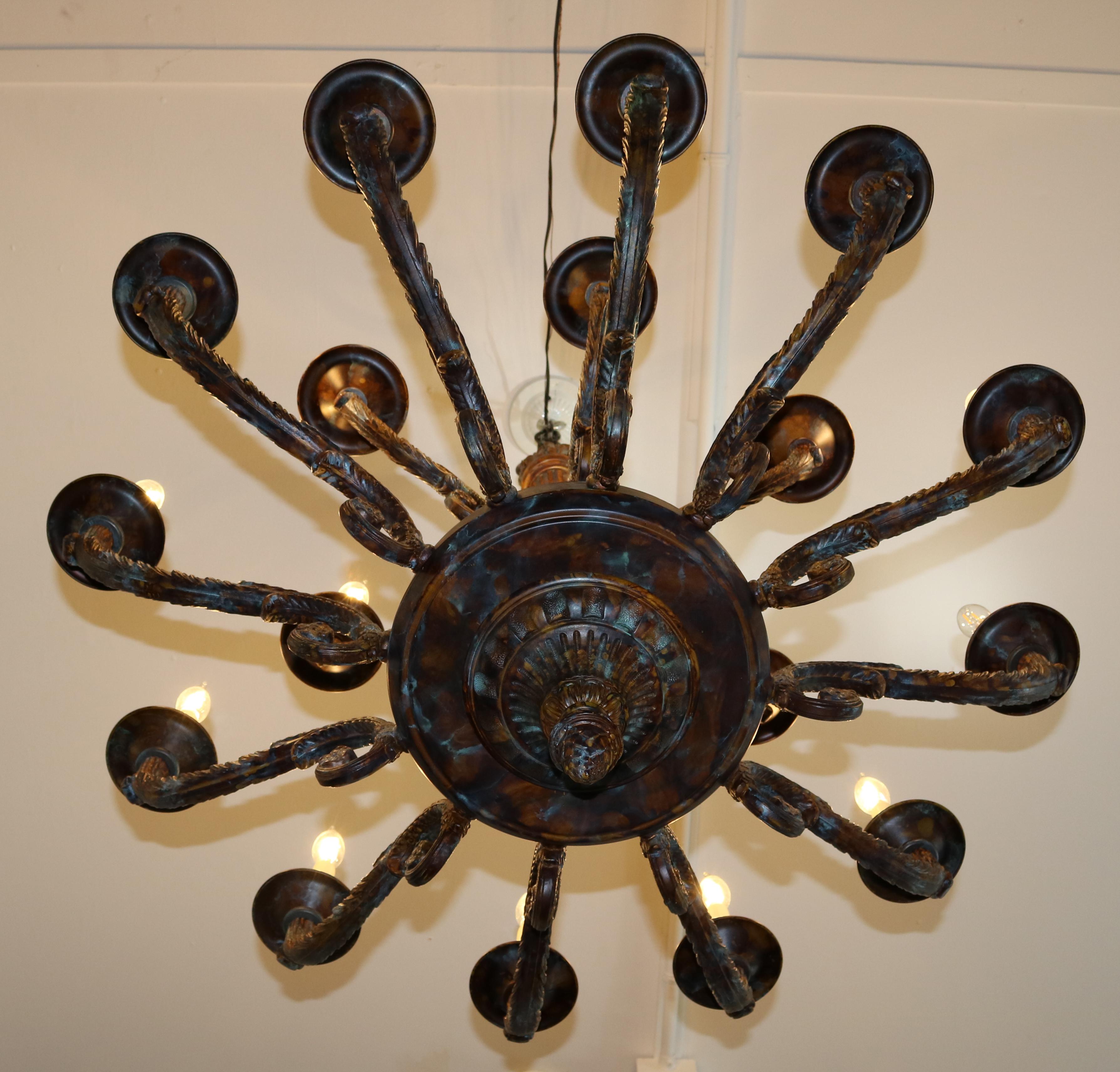 Lustre à 18 lumières en bronze de style français par Marin Modèle 18430 Royal Heritage en vente 9