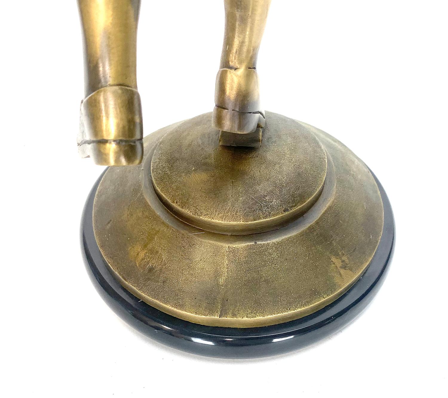 Pendule de cheminée tombée de style français en bronze avec figure d'acrobate en forme de dentelle de scie Gravité en vente 3