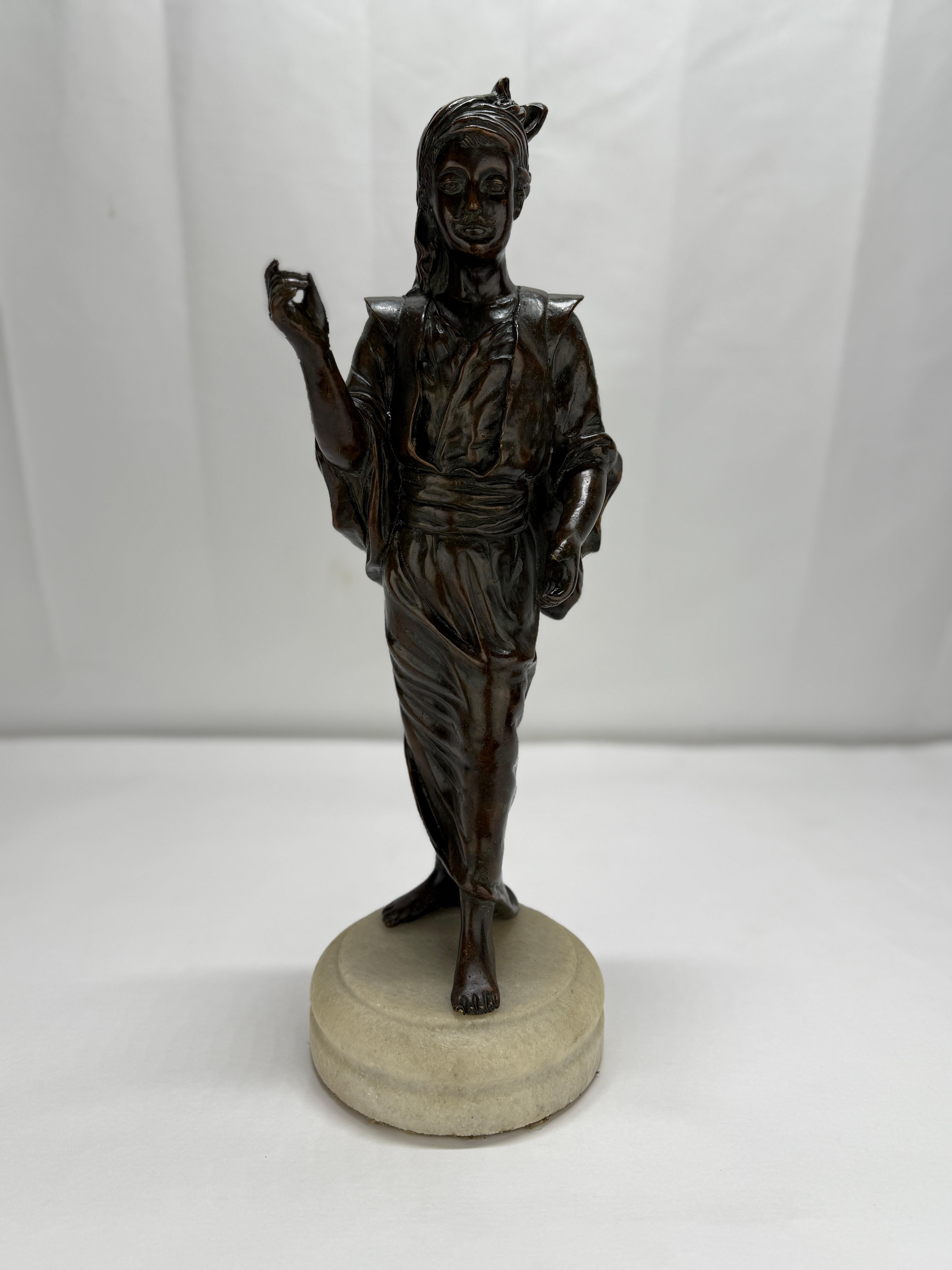 Cette étonnante sculpture en bronze de style français illustre l'élégance et le flair artistique du mouvement orientaliste, qui a captivé les artistes européens au XIXe siècle. Habilement coulée en bronze, la pièce représente une figure finement