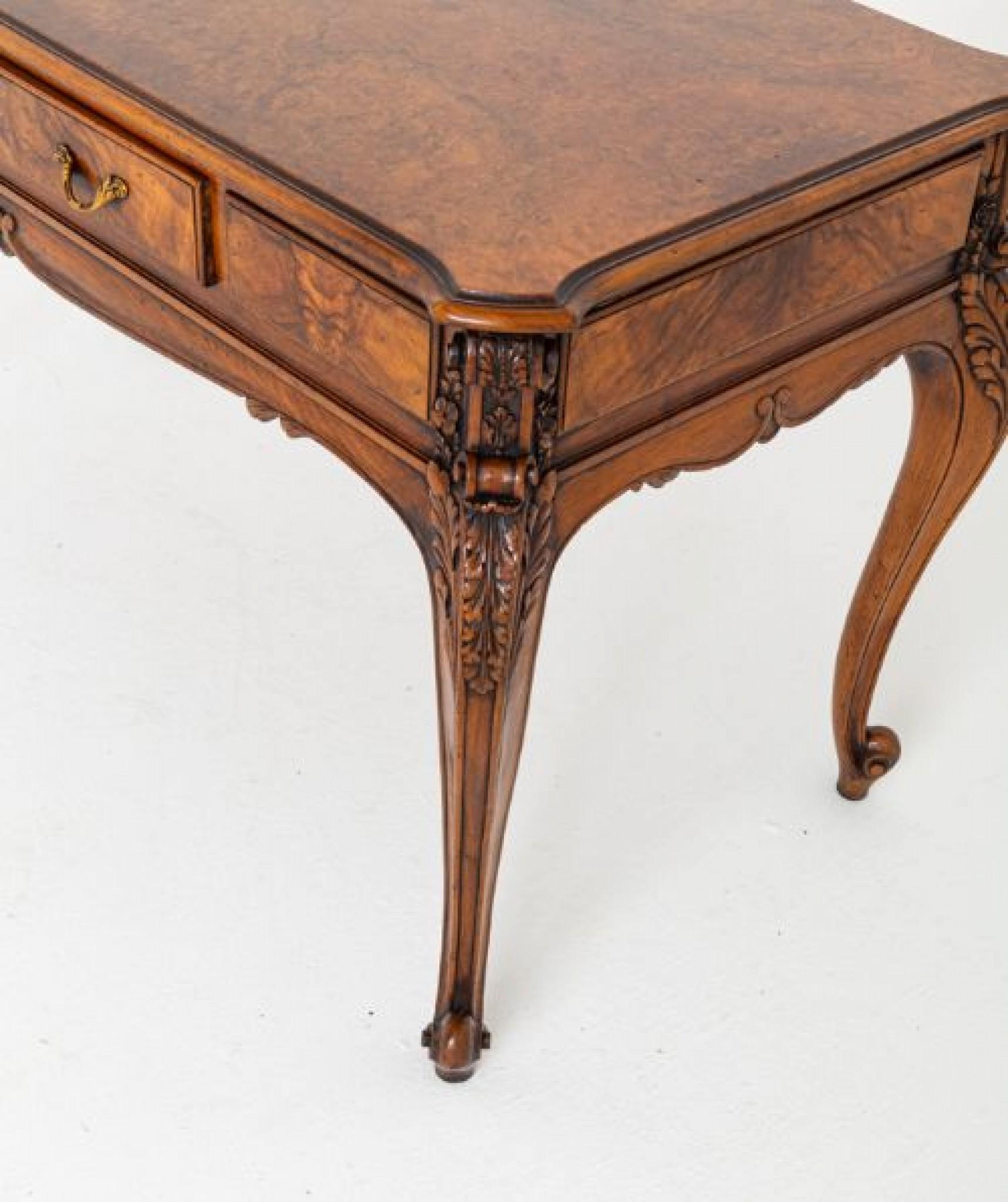 You are viewinga French Centre Table Walnut Console French Style Burr Walnut Centre Table.
Circa 1920
Cette table comporte un tiroir en acajou avec de jolies poignées ornées.
La table repose sur des pieds de style français typiques, avec des genoux
