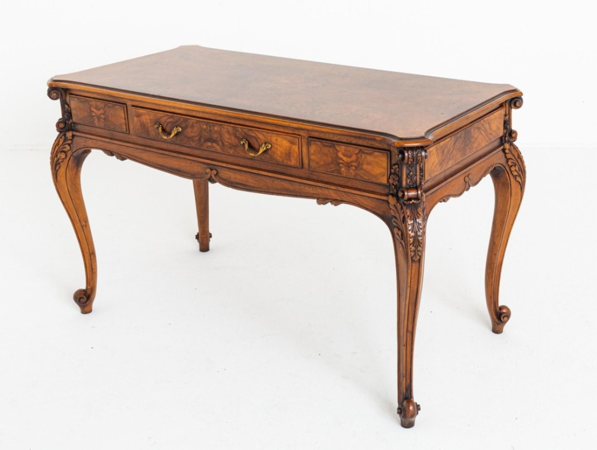 Table centrale en ronce de noyer de style français Bon état - En vente à Potters Bar, GB