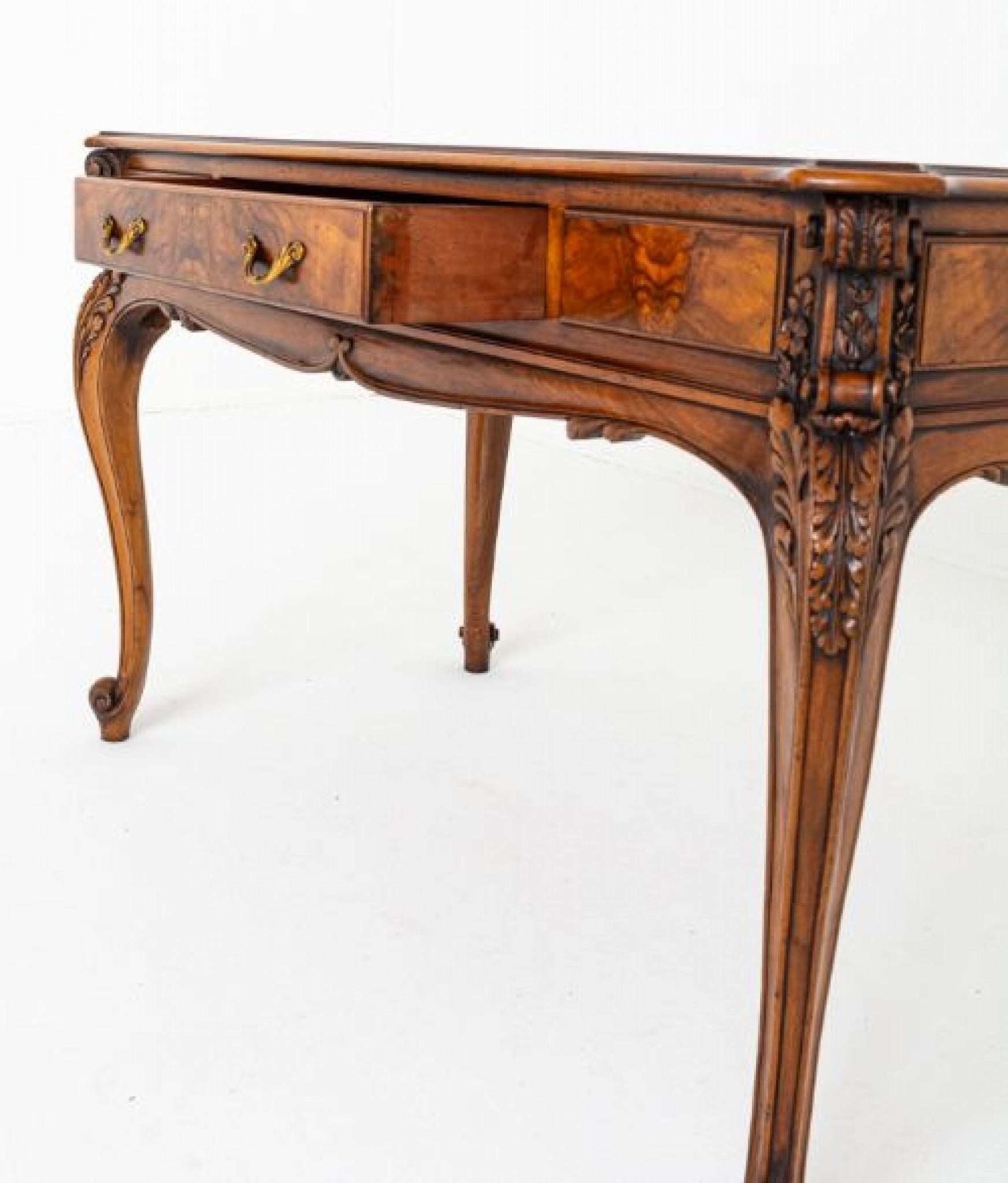 Début du 20ème siècle Table centrale en ronce de noyer de style français en vente