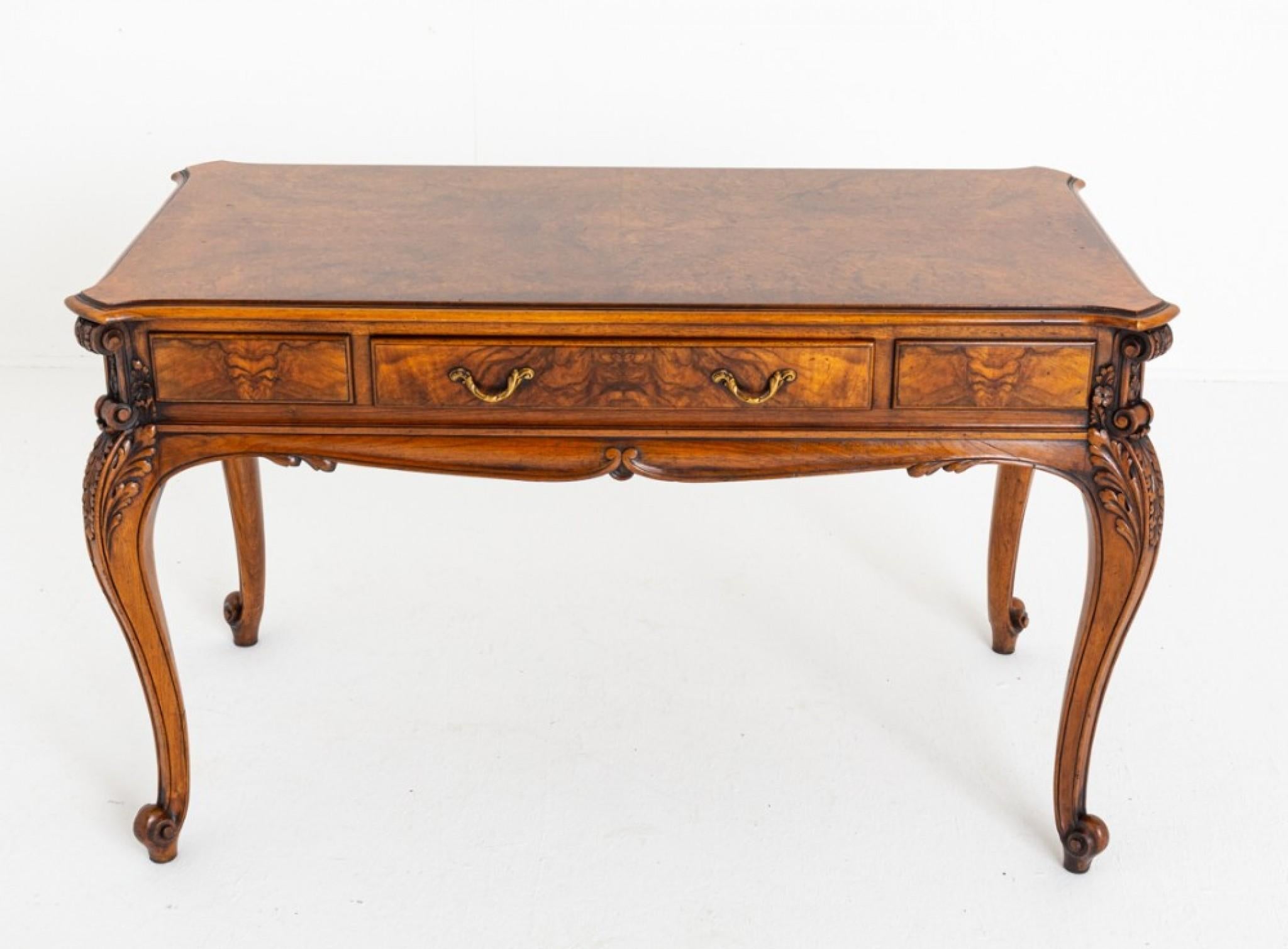 Noyer Table centrale en ronce de noyer de style français en vente