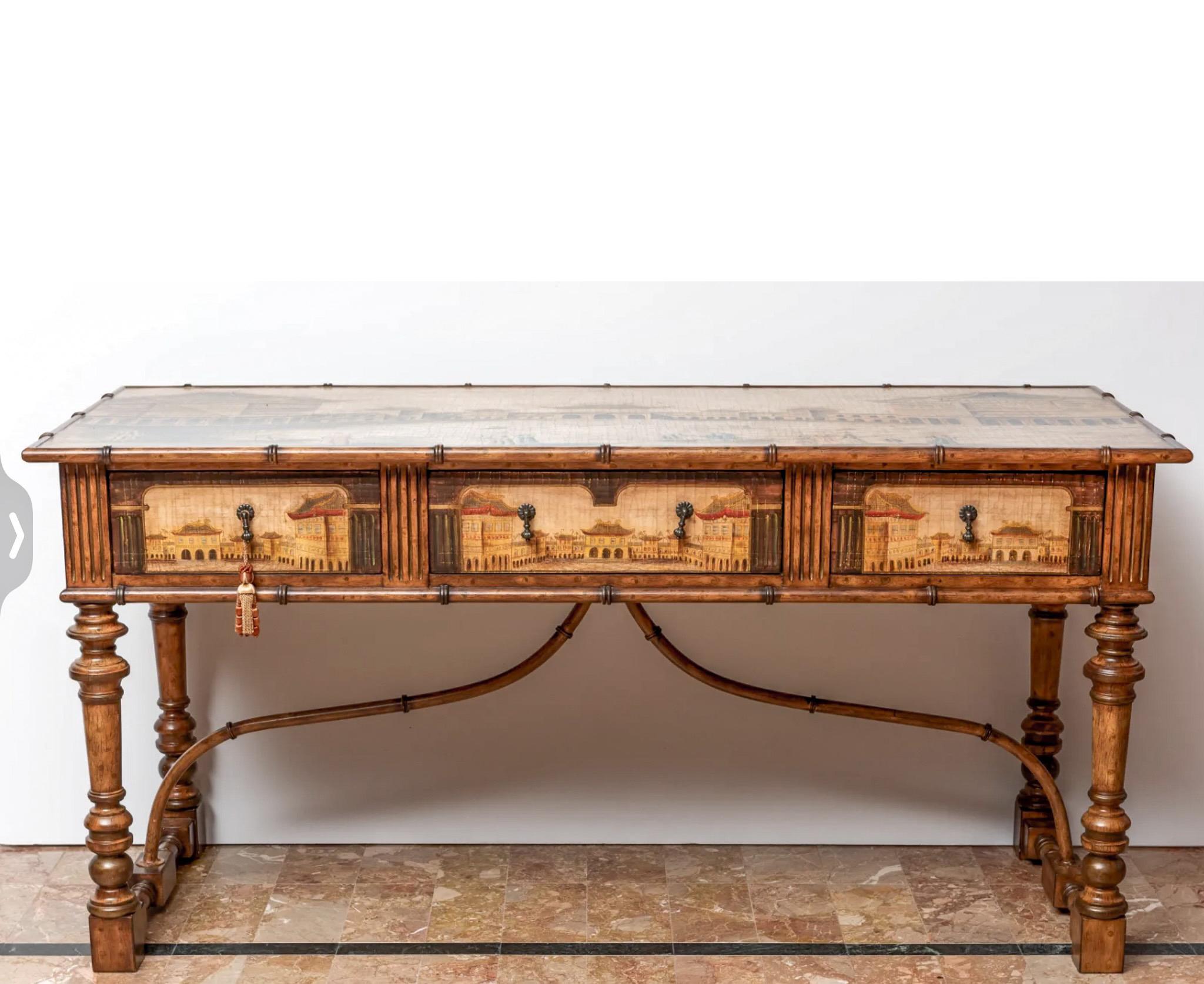 20ième siècle Enfilade / crédence / bureau de style français en bois fruitier sculpté et chinoiserie en vente