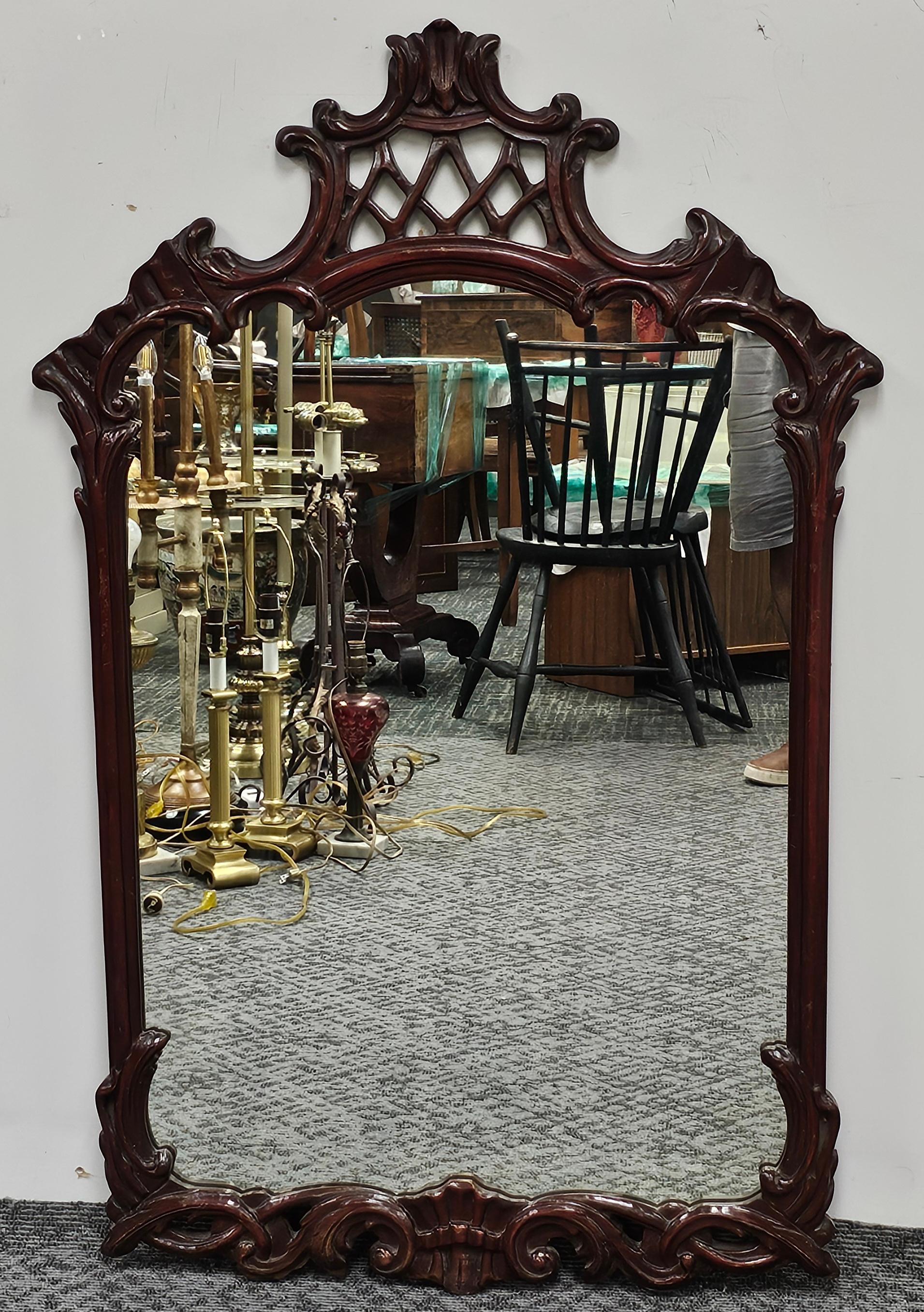 Un meuble français du milieu du siècle  Un style complexe  Miroir mural à cadre en acajou sculpté
Mesure 29