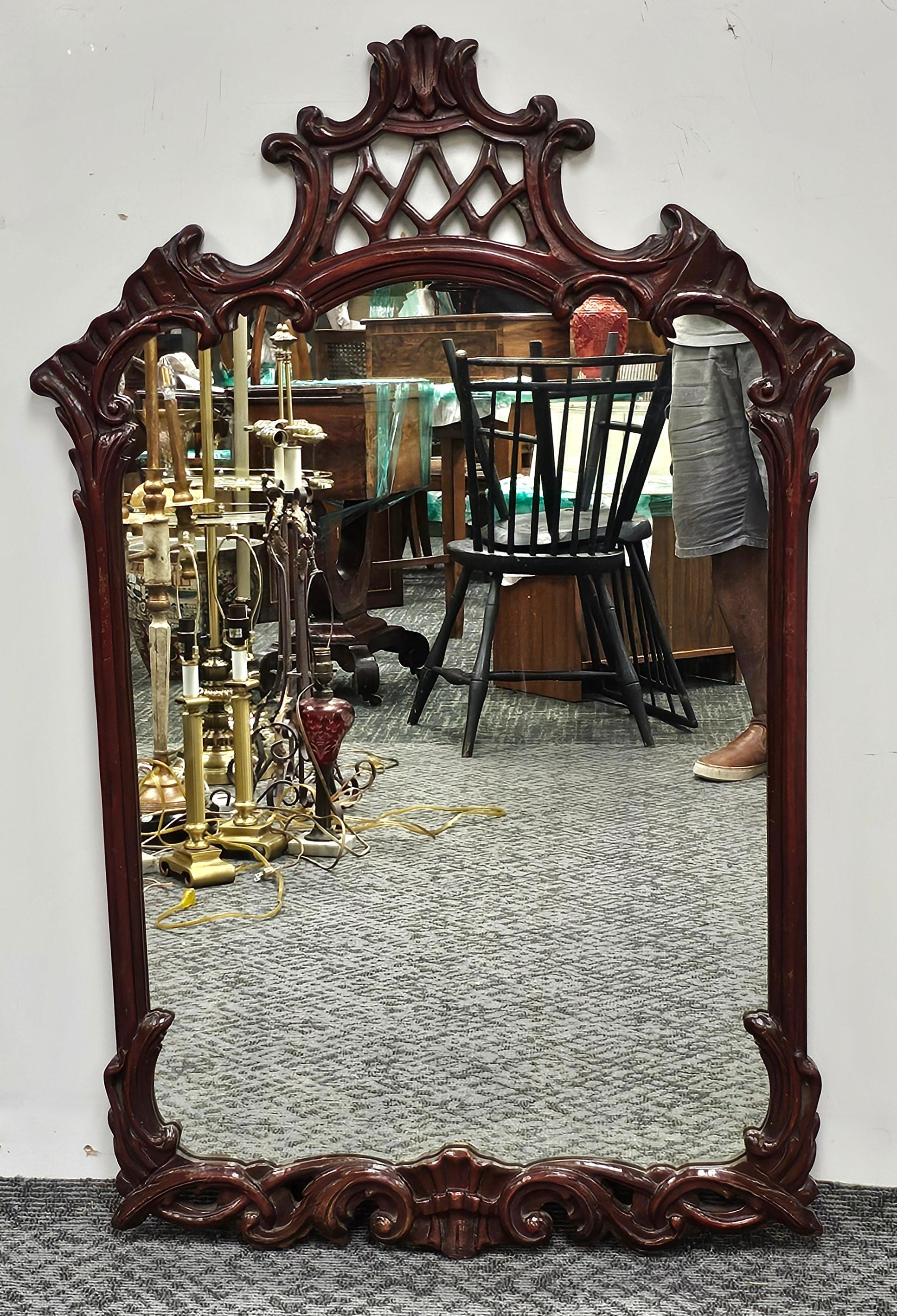 Mid-Century Modern Français  Miroir mural à cadre en acajou sculpté en vente