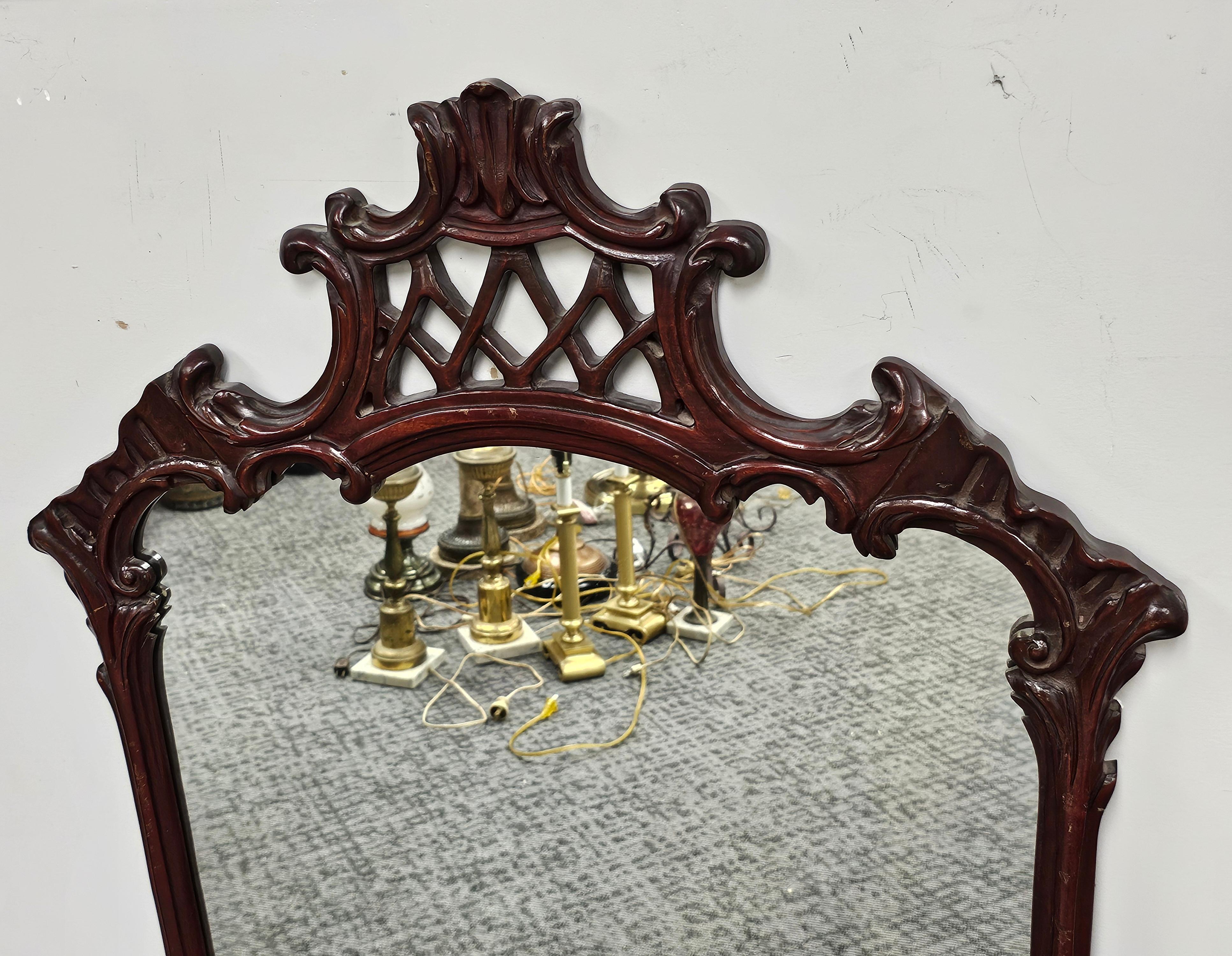 Américain Français  Miroir mural à cadre en acajou sculpté en vente