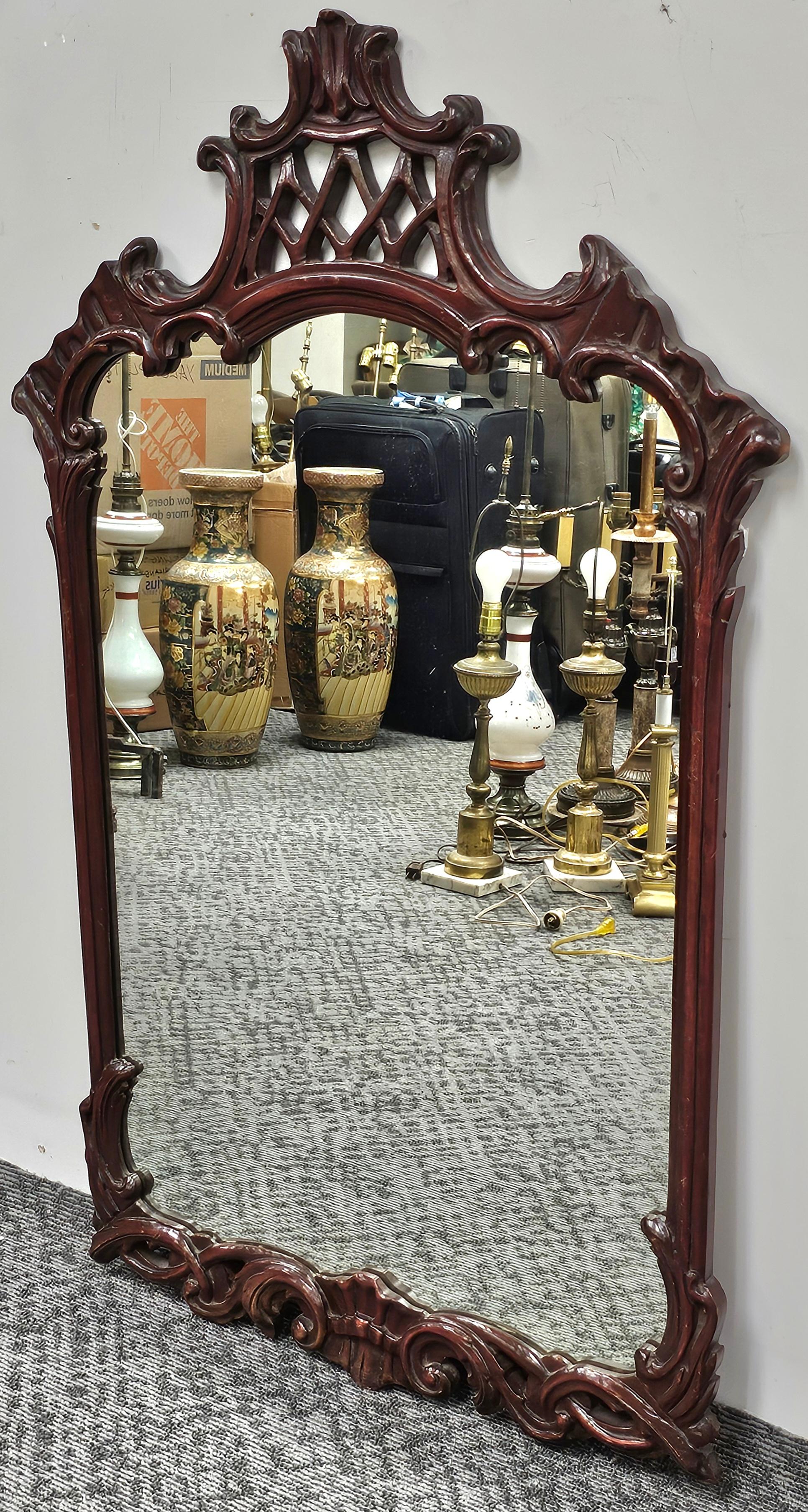 Sculpté Français  Miroir mural à cadre en acajou sculpté en vente