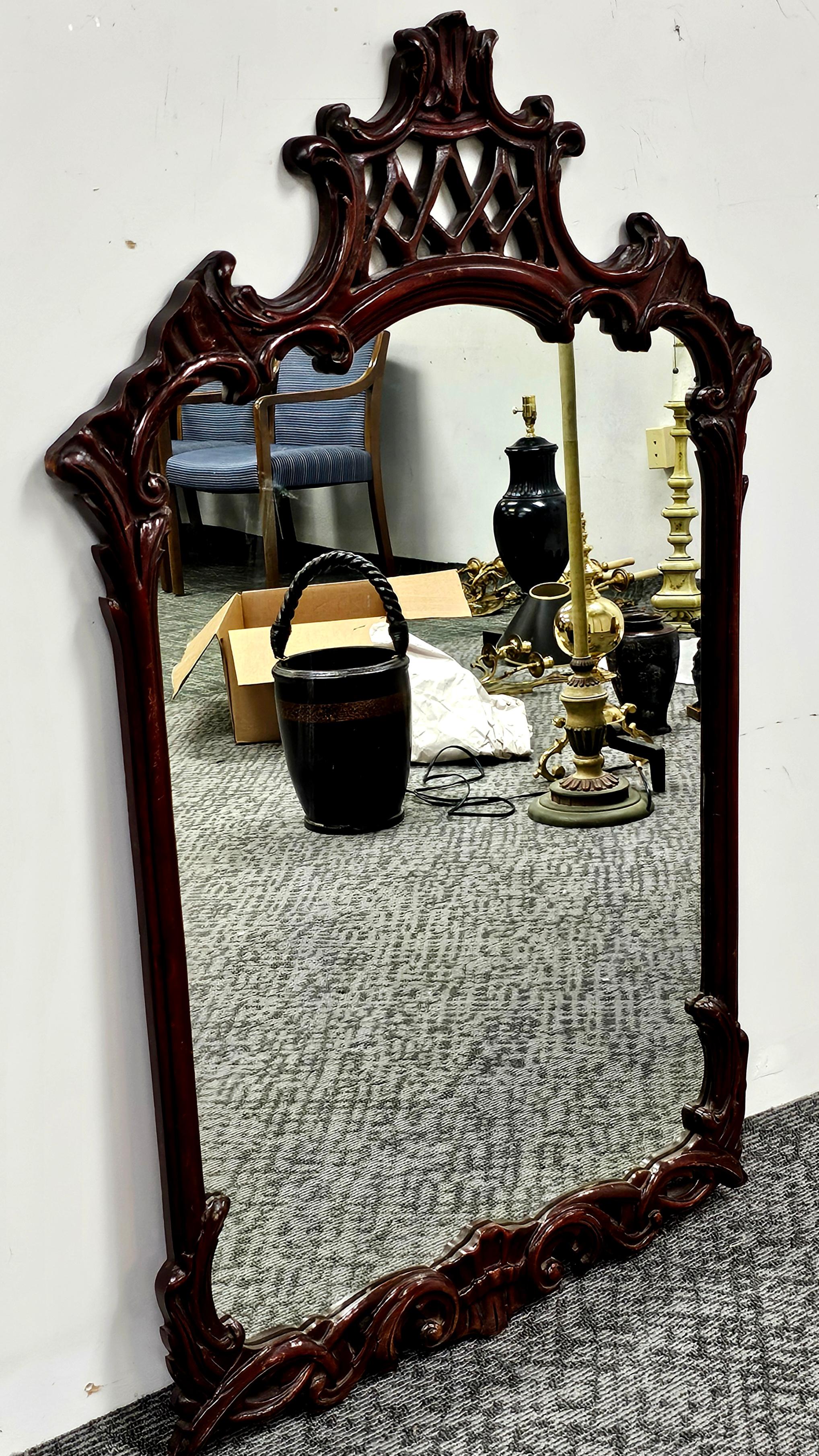 Français  Miroir mural à cadre en acajou sculpté Bon état - En vente à Germantown, MD