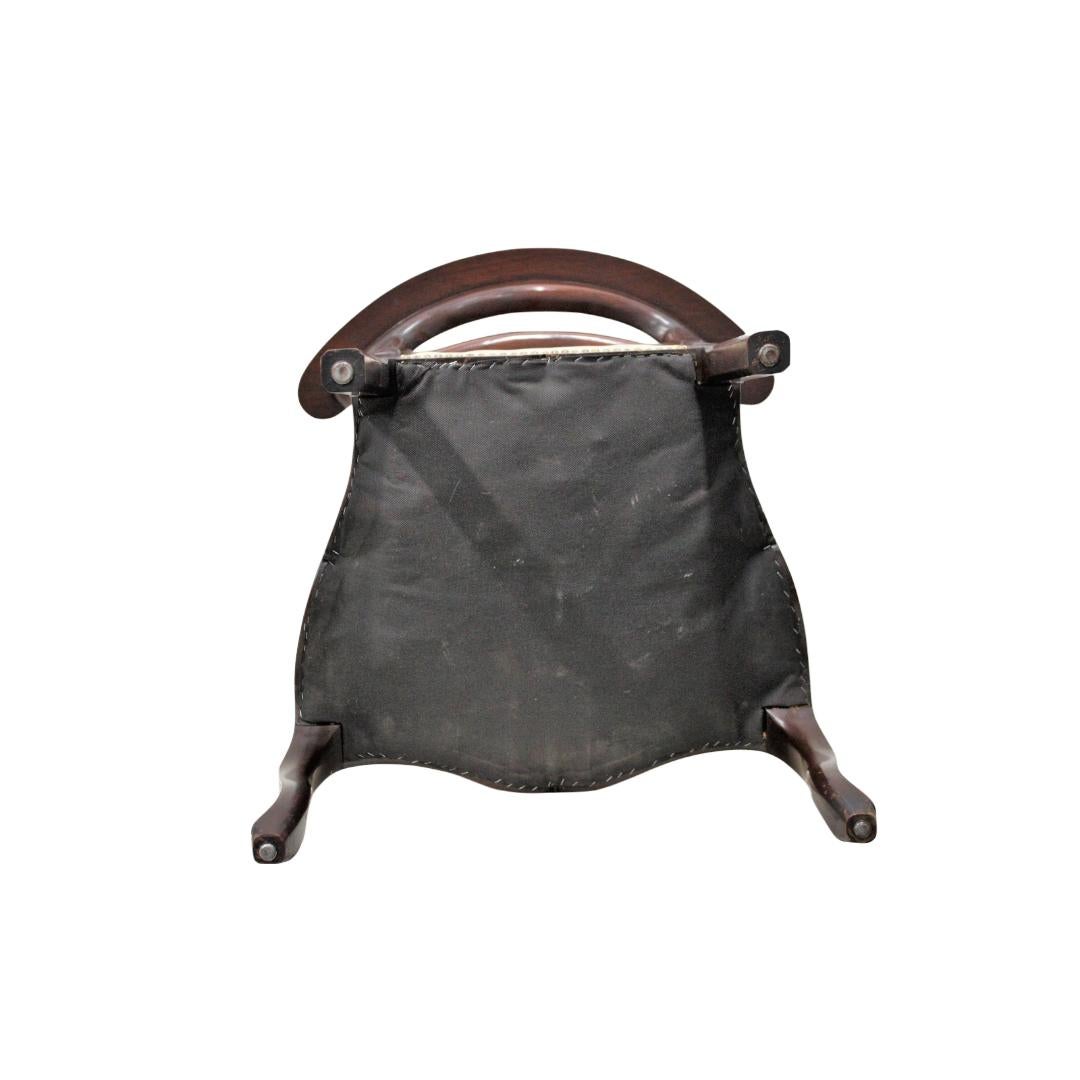 C. 20e siècle

Chaise de style français avec assise en cuir et bordure en perles de laiton.