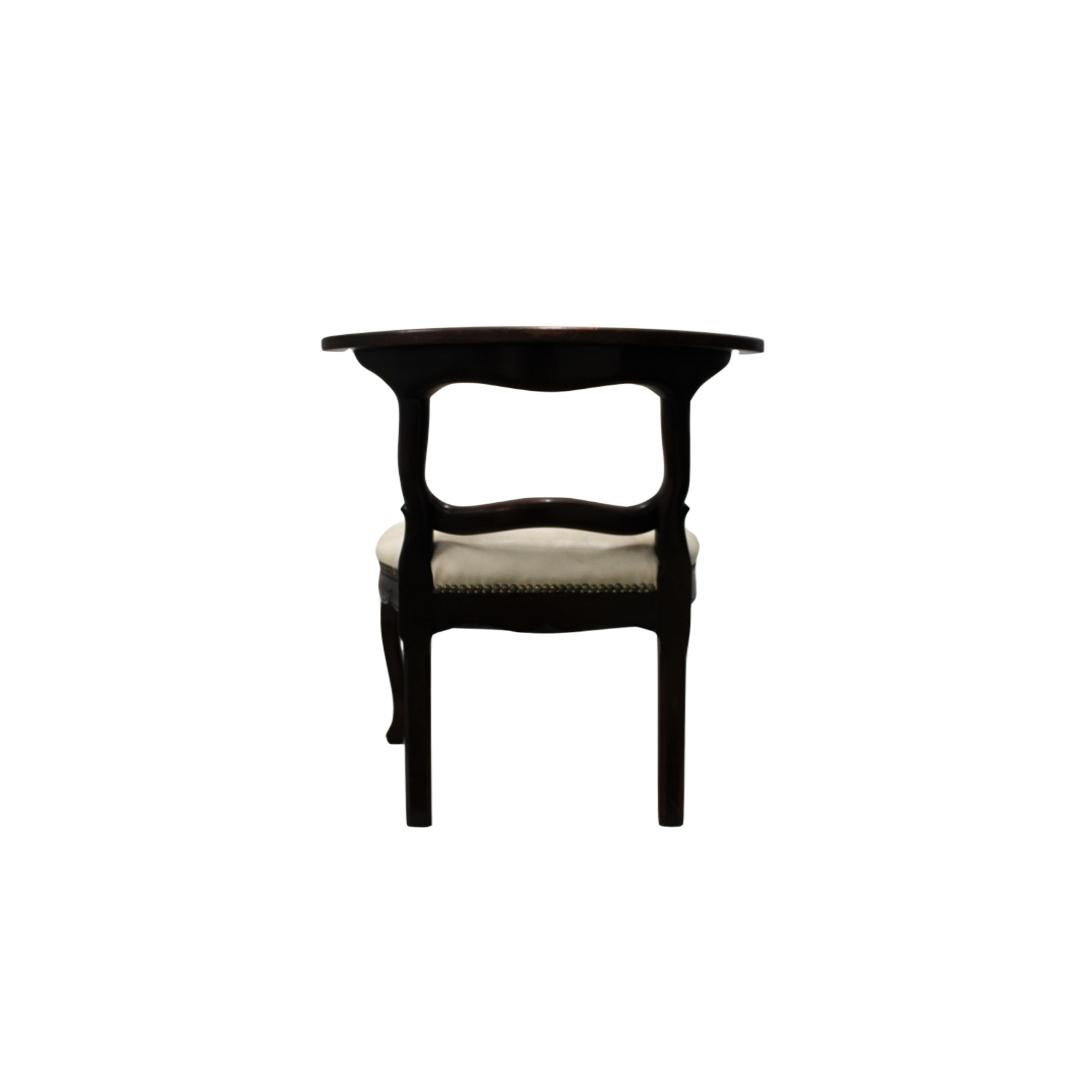 Chaise de style français avec assise en cuir et bordure en laiton perlée Bon état - En vente à San Francisco, CA