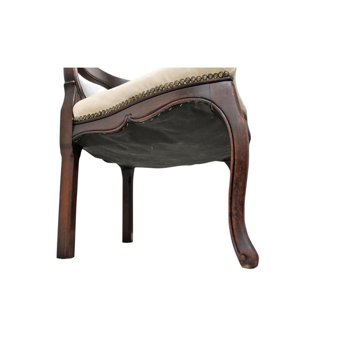20ième siècle Chaise de style français avec assise en cuir et bordure en laiton perlée en vente