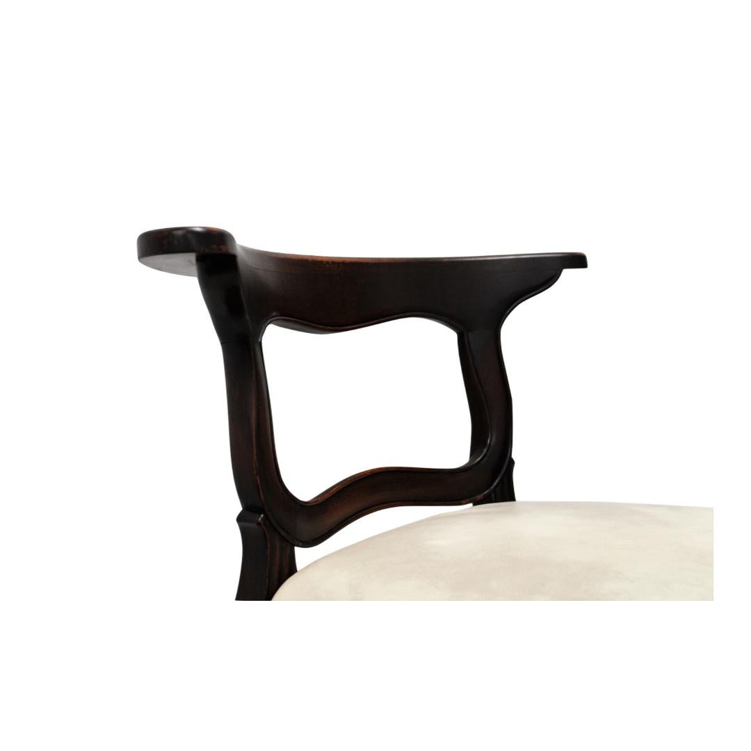 Laiton Chaise de style français avec assise en cuir et bordure en laiton perlée en vente