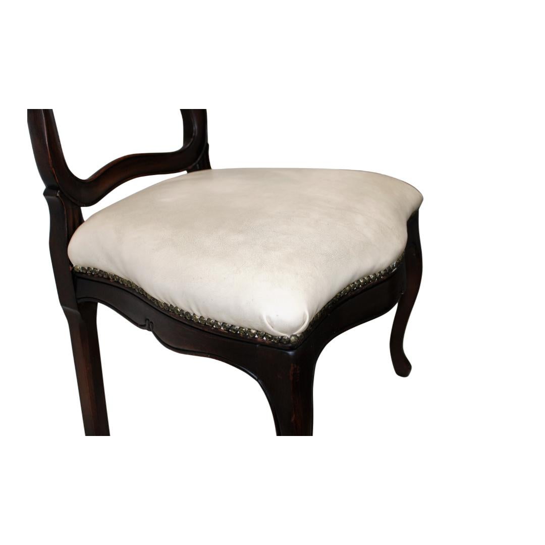 Chaise de style français avec assise en cuir et bordure en laiton perlée en vente 1
